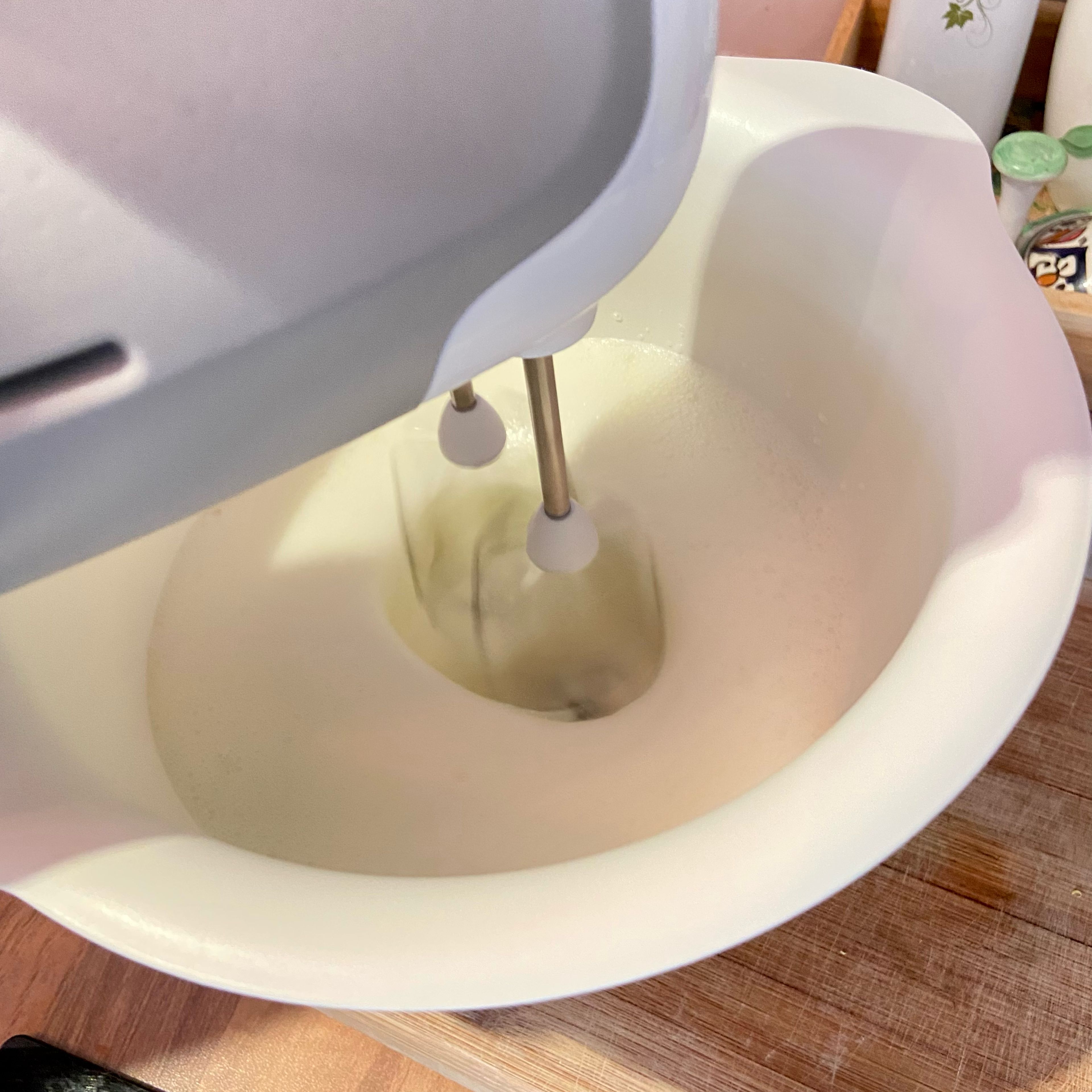 Zum Eiweiß eine Prise Salz einstreuen und steif schlagen. Um zu prüfen, ob der Eischnee fertig ist: einfach die Schüssel über den Kopf stürzen! Easy!