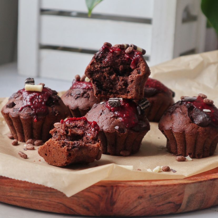 Saftige Schoko Muffins mit Erdbeer-Himbeermarmelade
