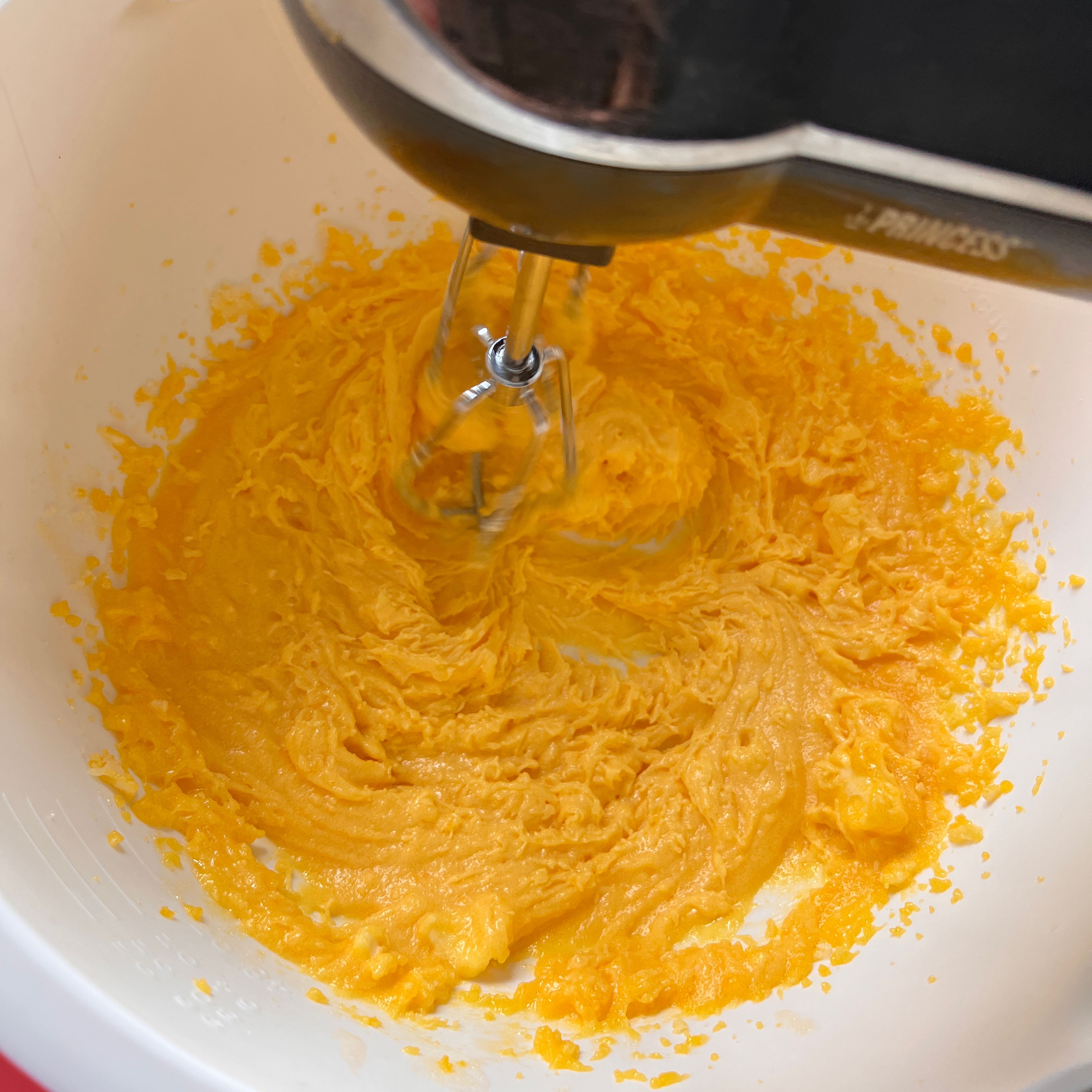 Dotter und Zucker schaumig rühren, bis er hell und cremig wird und dann die zimmerwarme Butter zugeben.