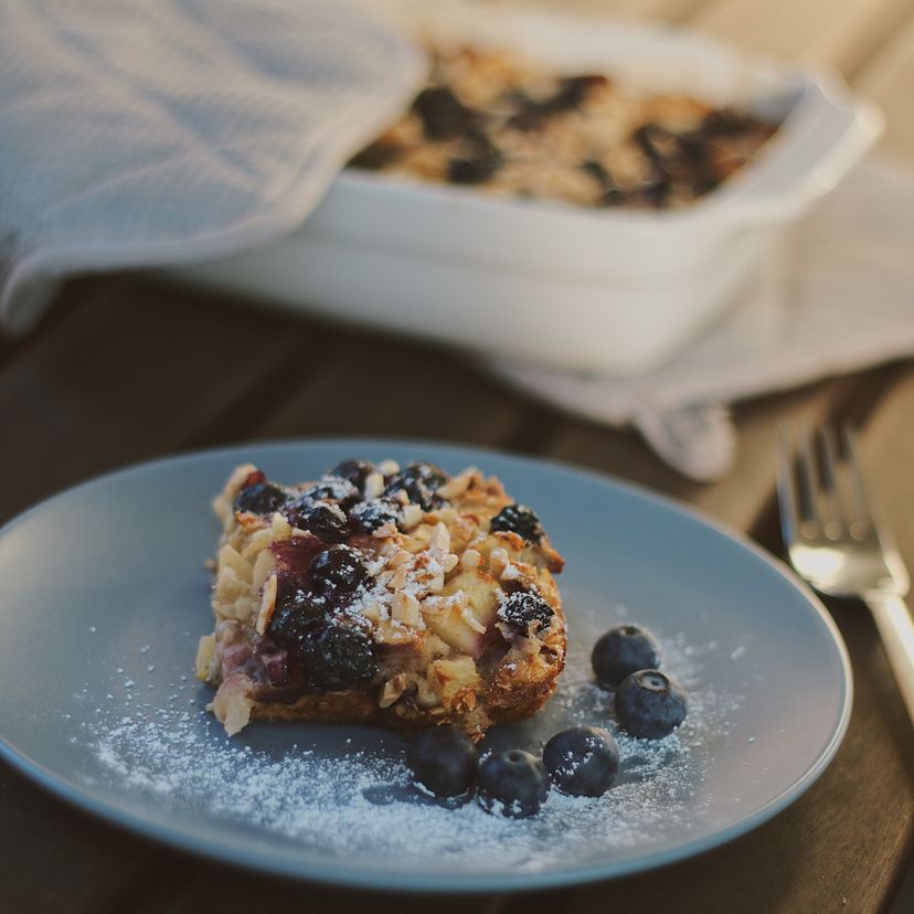 gesundes baked oatmeal mit Äpfeln und Blaubeeren
