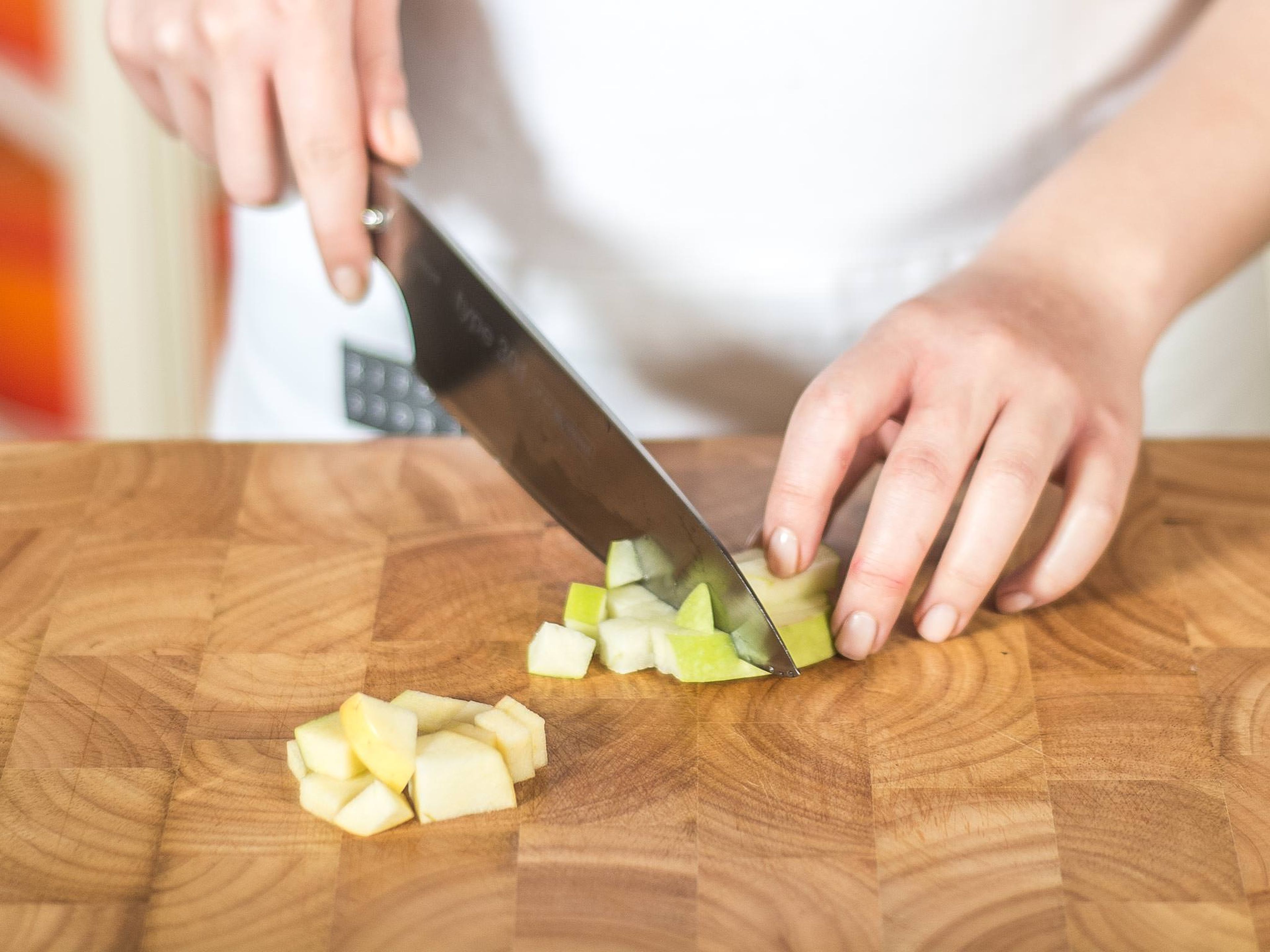 Für das Chutney die Äpfel in kleine Würfel schneiden.