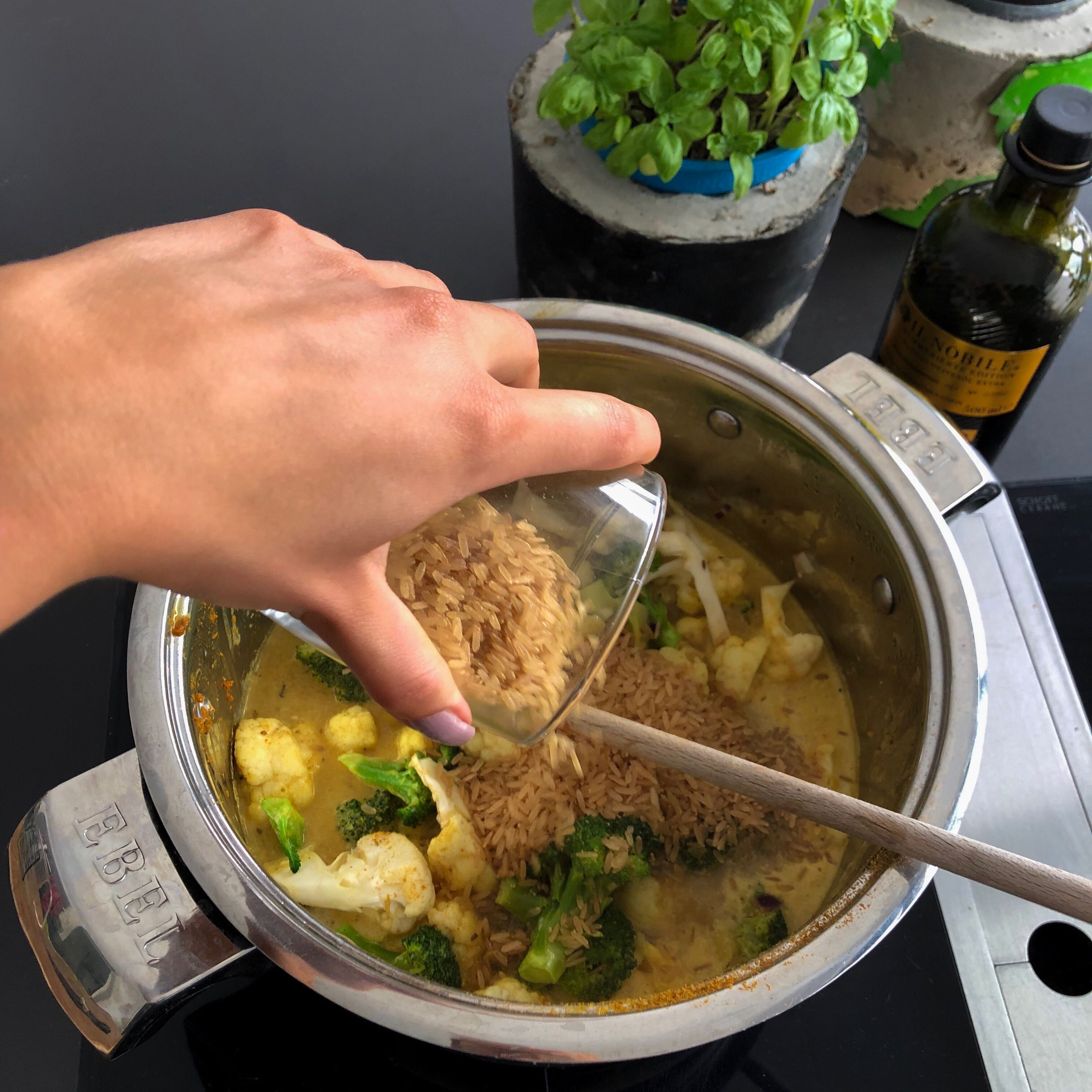 Den Reis (20 Minuten Kochzeit! (z.B von Uncle Ben’s)) unterrühren und für 10 Minuten mit Deckel köcheln lassen.