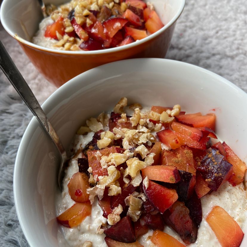 Pflaumen Porridge mit Walnuss