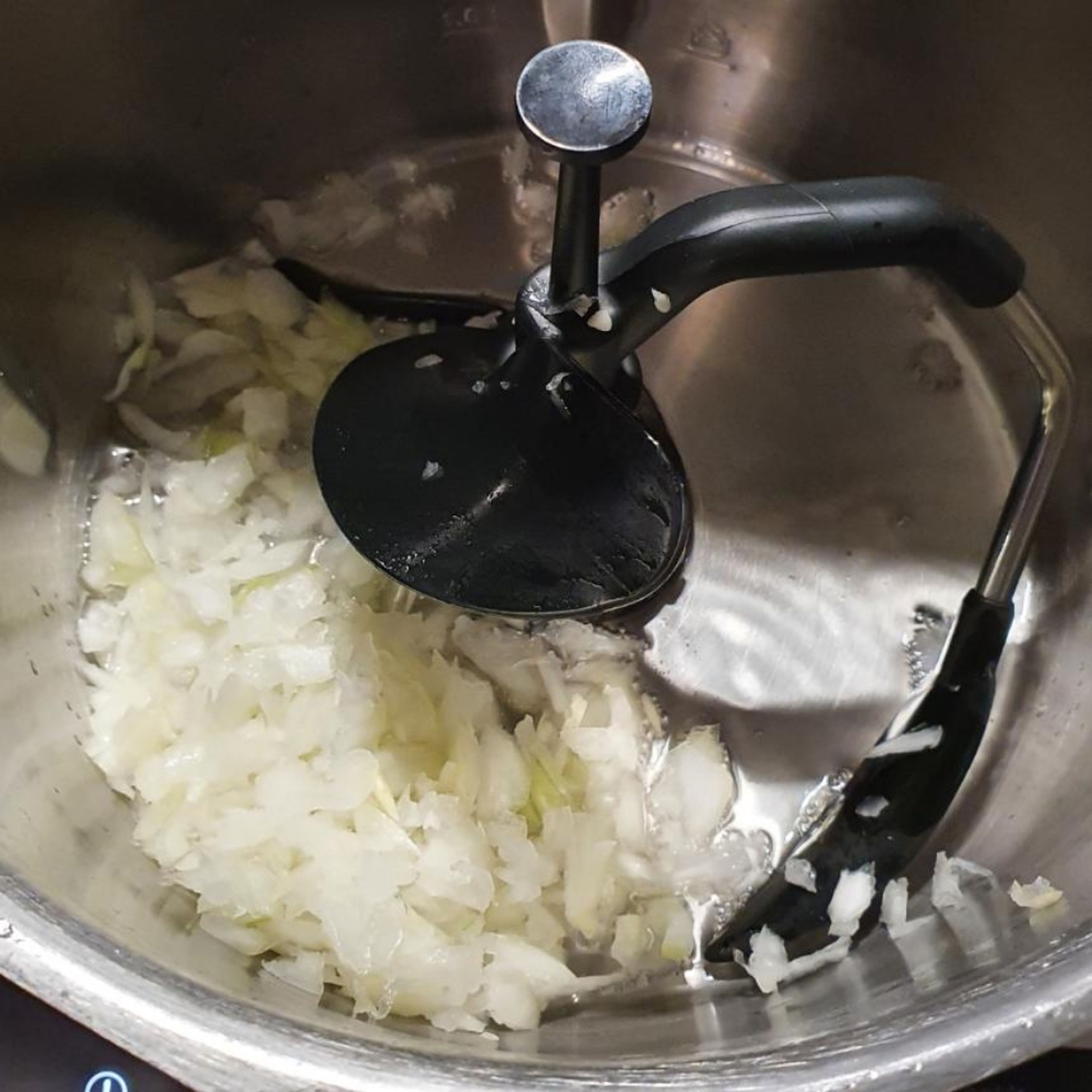 3-D-Rührer einsetzen, 45 g Pflanzenöl einwiegen, erhitzen (3D-Rührer I Stufe 5 I 200 °C I 15 Minuten). Nach 2 Minuten Zwiebelwürfel zugeben und anschwitzen.