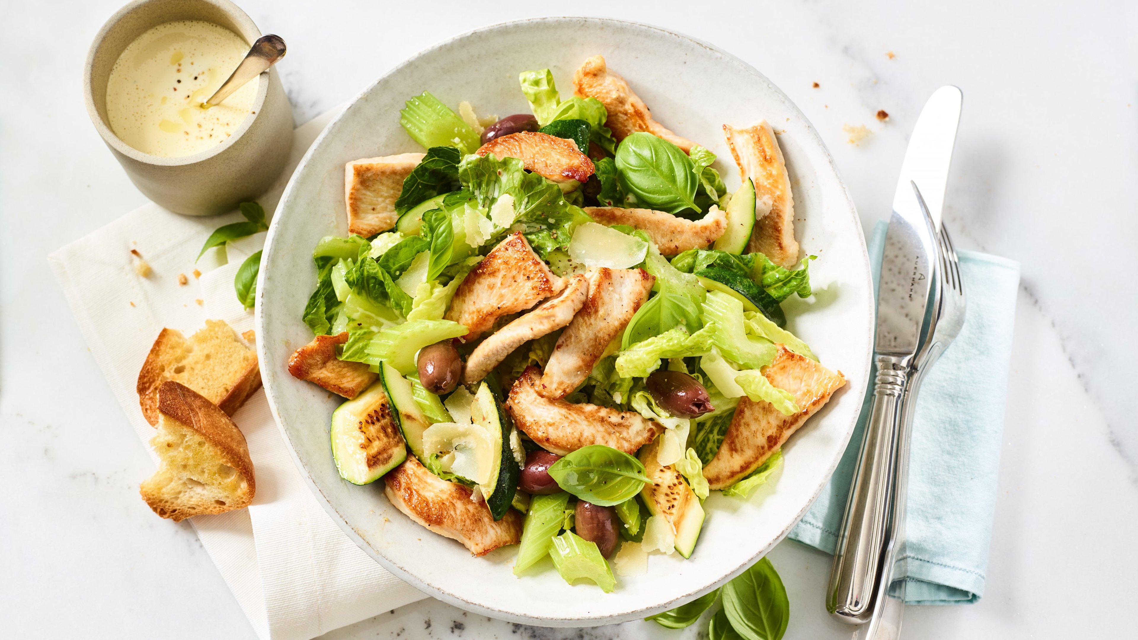Putenstreifen mit Zucchini, Sellerie und Parmesan