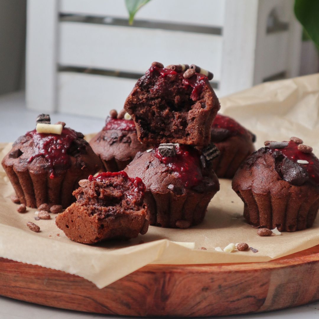 Saftige Schoko Muffins mit Erdbeer-Himbeermarmelade