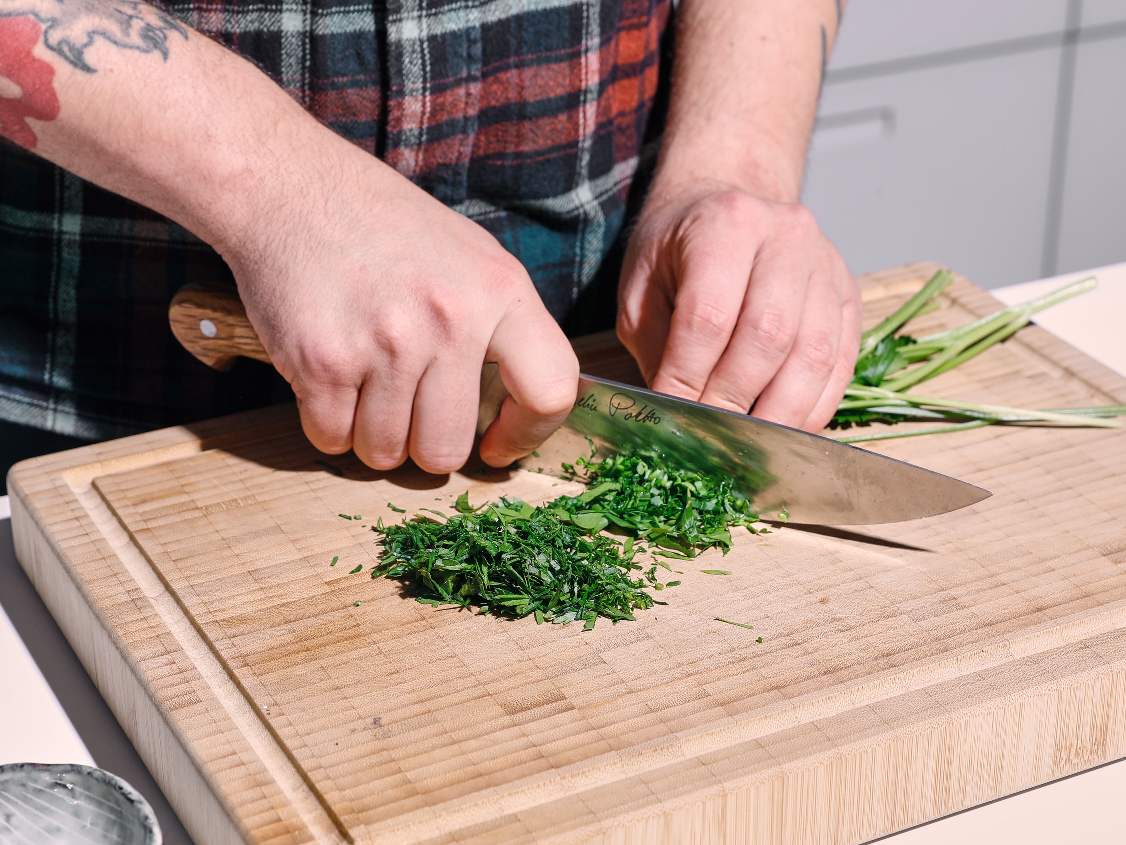 Peel potatoes. Bring a large pot of water to a boil, add potatoes and cook for approx. 20 – 25 min., until tender. Peel onions and dice finely. Finely chop parsley and set aside.