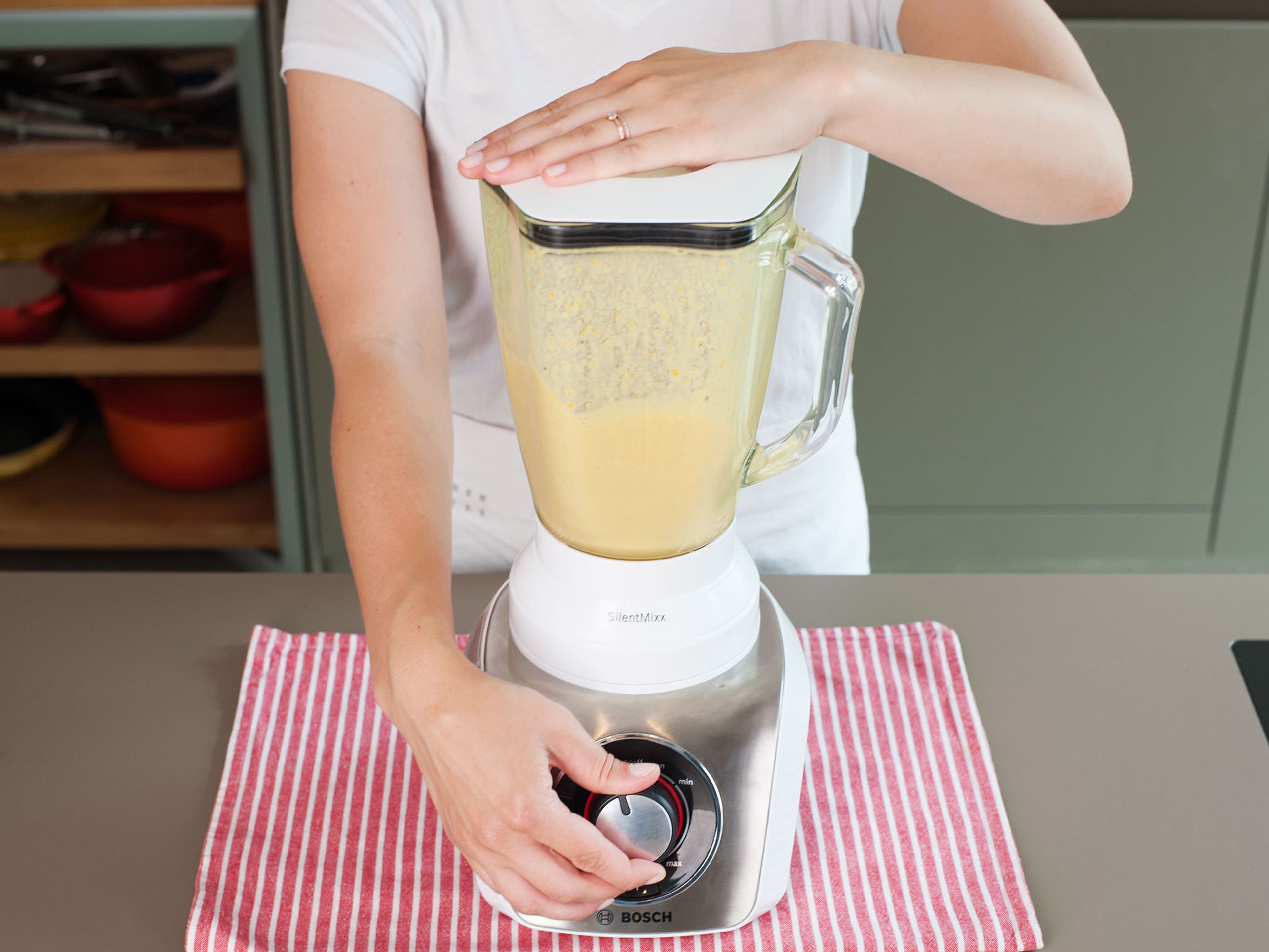Ahornsirup, Zimt, Salz und warme Mandelmilch in den Mixer geben und ca. 5 Min. glatt pürieren. Guten Appetit!
