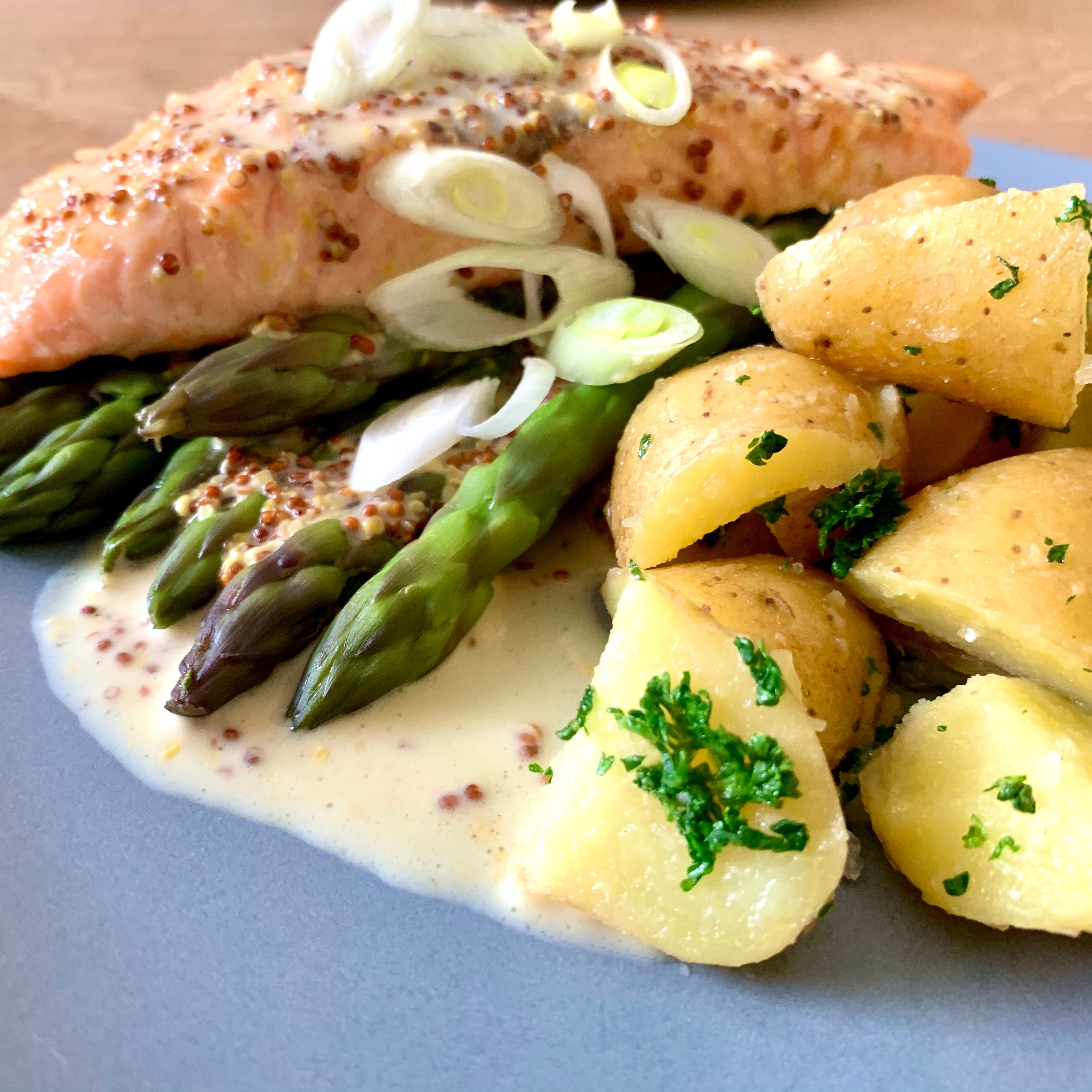 Lachsfilet mit Spargel und Honig-Senf-Soße