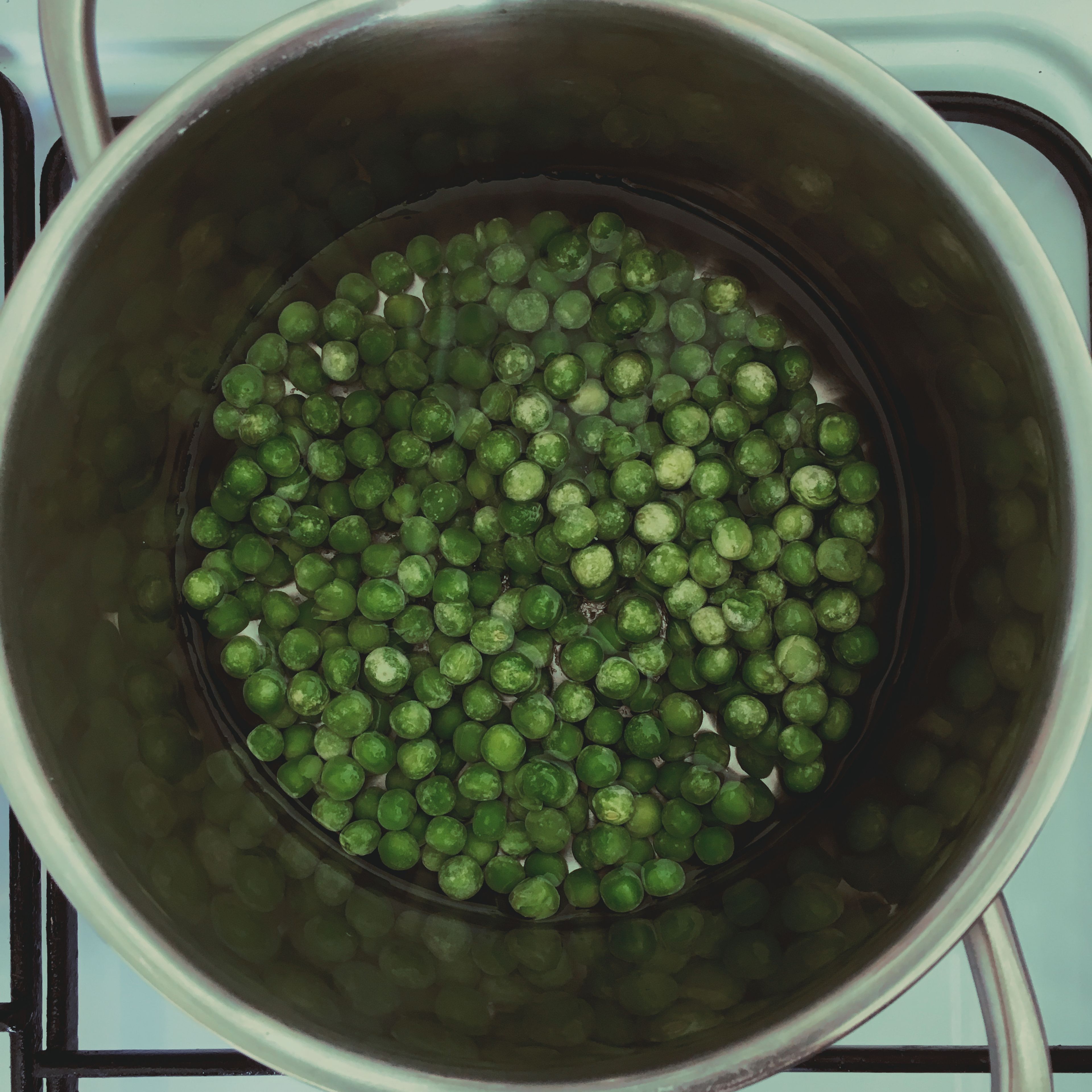 Add frozen peas to pot of boiling water and cook for approx. 4 - 6 min. Drain and rinse under cold water to stop the cooking process. Add to a bowl with avocado and mash until smooth.