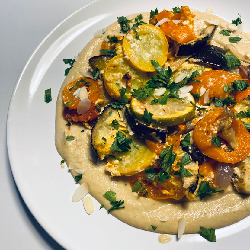 Zitroniges Ofengemüse auf Hummus