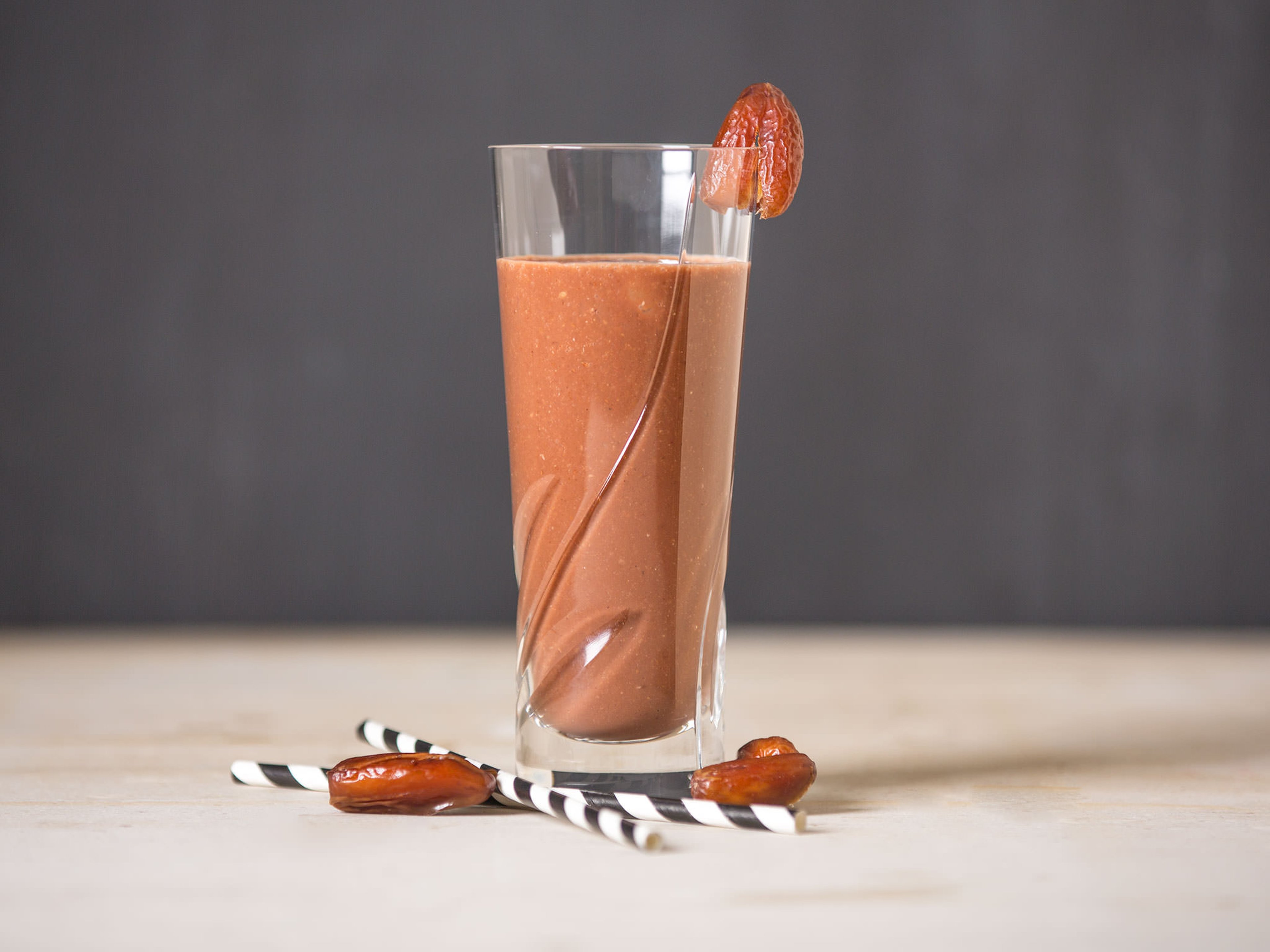 Dreamy chocolate date smoothie