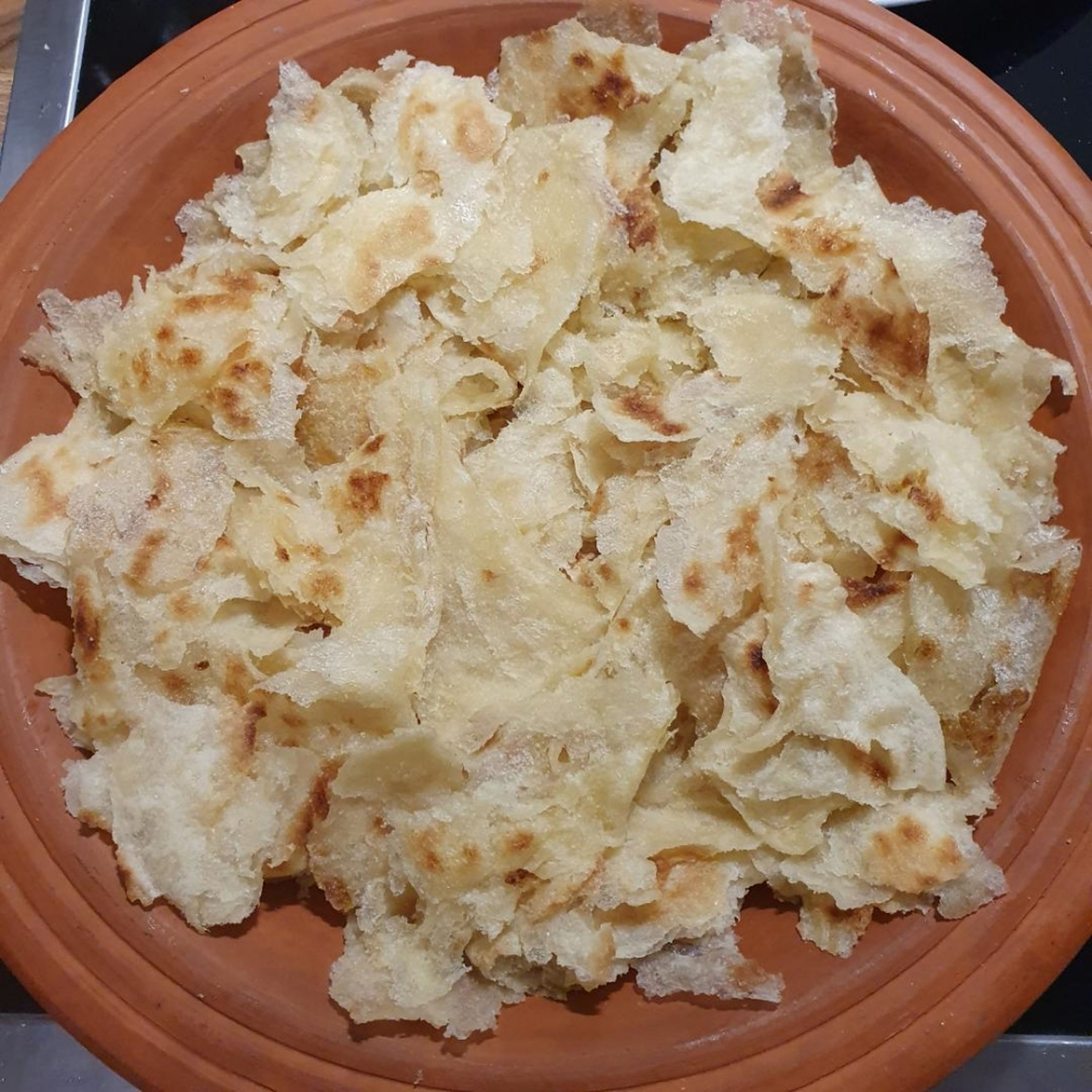 Die gegarten Msemen in Stücke reißen und auch die einzelnen Schichten trennen.