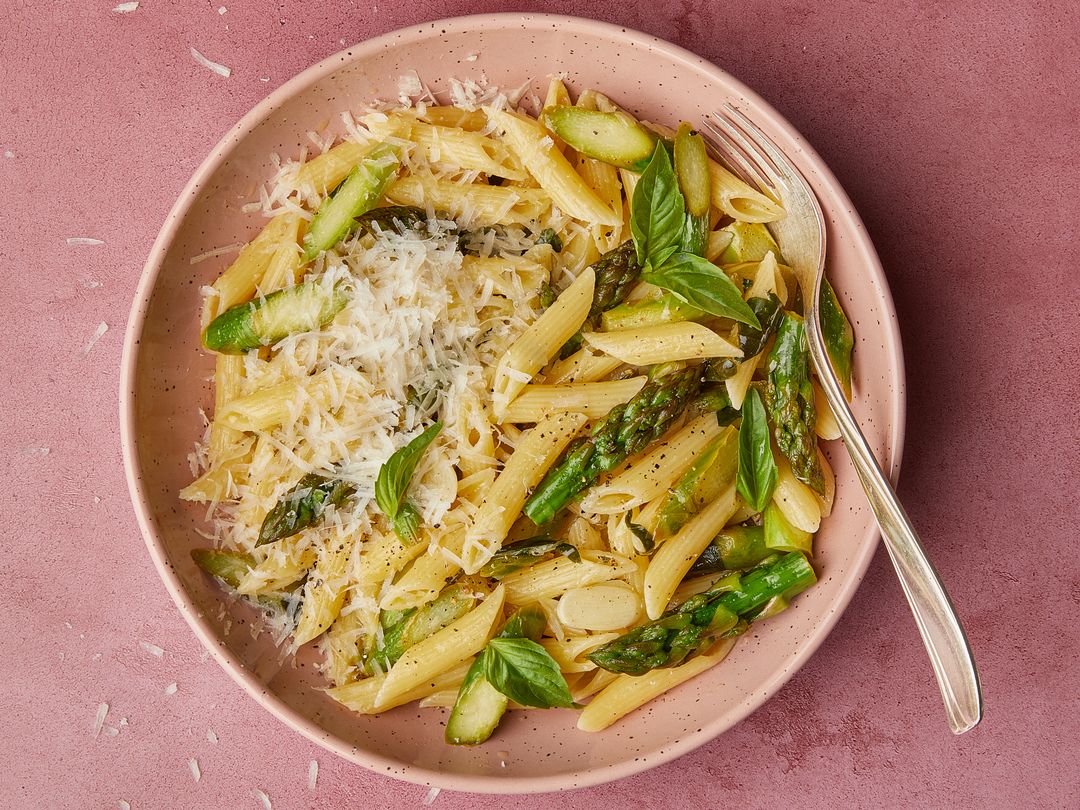 Easy lemony green asparagus pasta