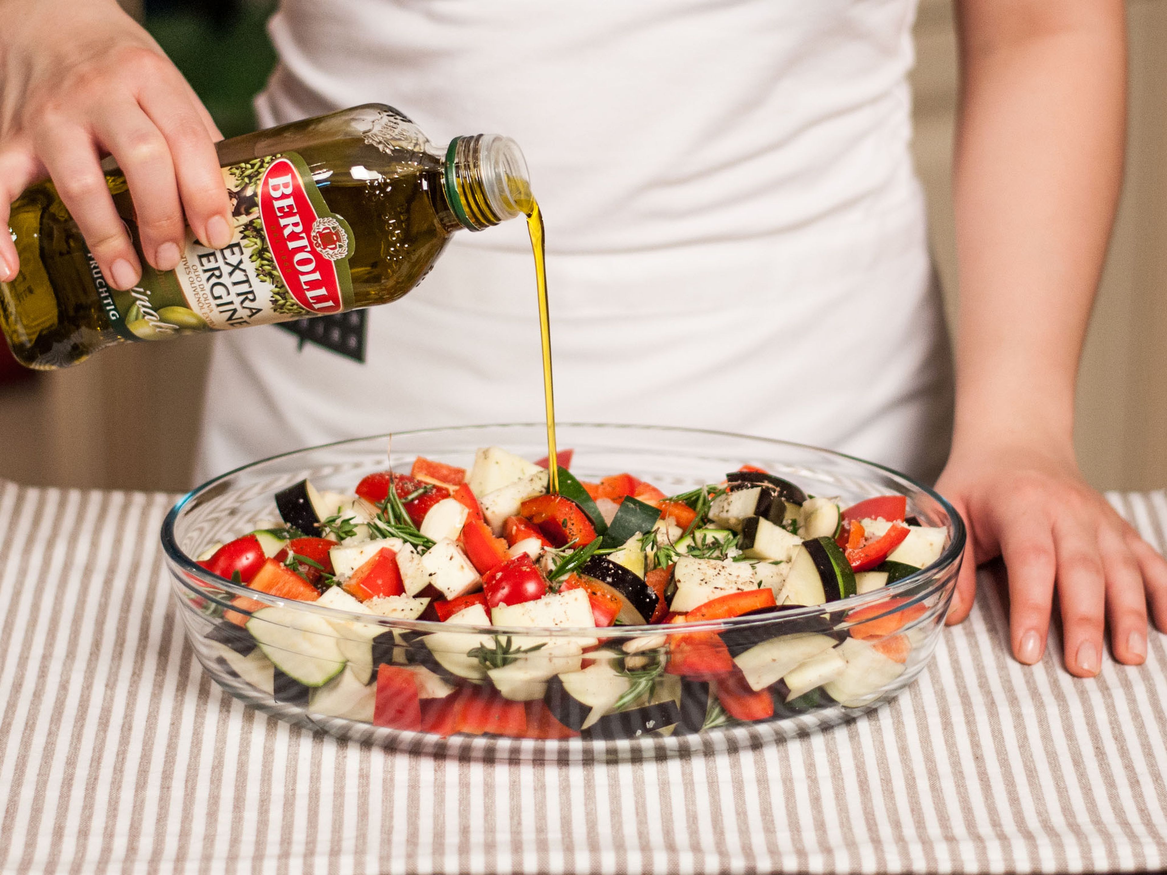 Das gewürfelte Gemüse in eine Auflaufform geben. Mit Tomaten, Olivenöl, Zitronensaft und Kräutern vermengen. Kräftig salzen und pfeffern. Anschließend im vorgeheizten Backofen bei 200°C ca. 45 – 60 Min. backen bis das Gemüse weich und gar ist. Nach 30 Min. den Fetakäse über dem Gemüse verteilen. Zu Kartoffeln oder Röstbrot reichen.