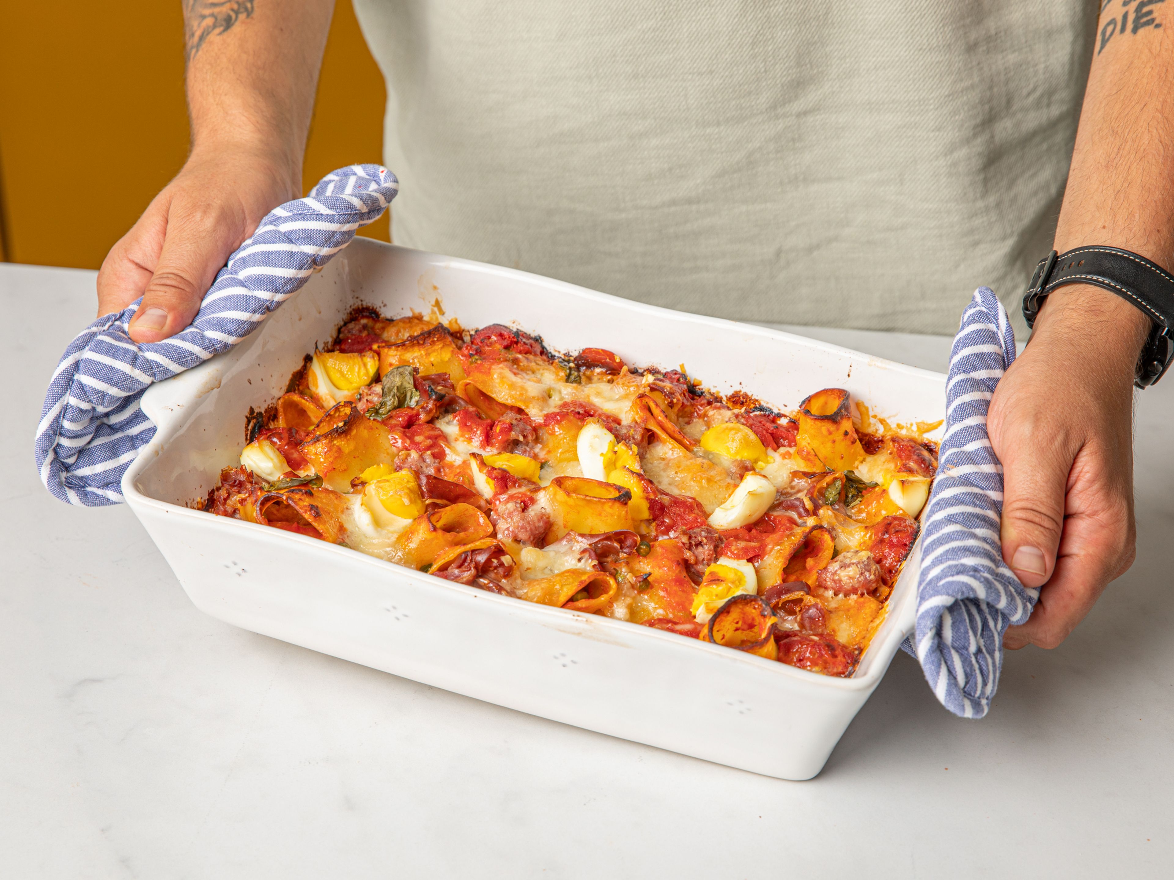 Cover the baking dish with aluminum foil. Bake at 200°C/400°F for approx. 40 min. Remove the aluminum foil and bake for approx. 5 min. more, or until the surface is golden brown. Remove from the oven and let rest for 10 min. before serving. Enjoy!