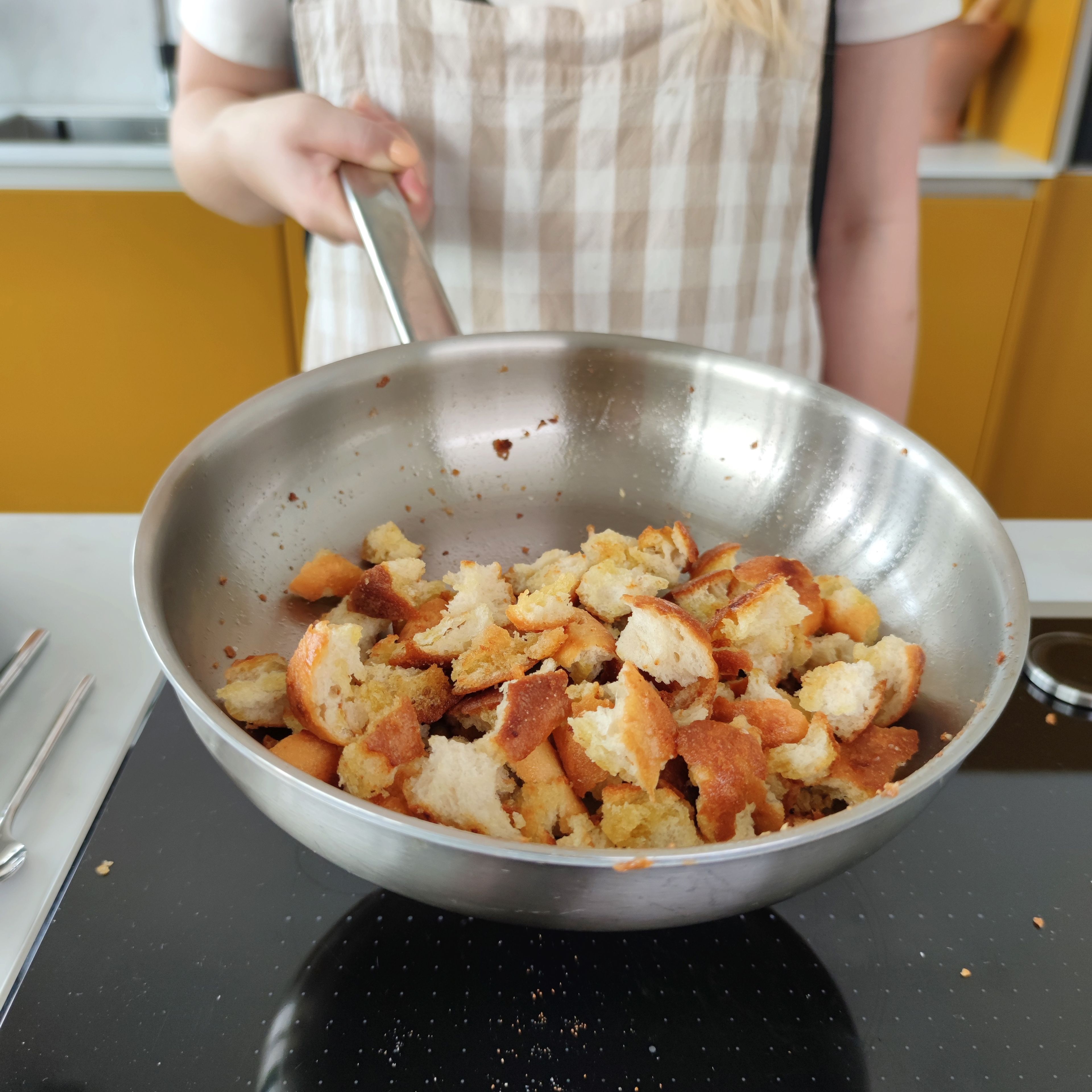 Tear the baguette into bite-sized pieces and fry in a pan with approx. 3 tbsp. olive oil until golden brown. Then drain on a paper towel and season with salt.