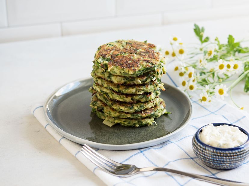 Zucchini-Parmesan pancakes with dip