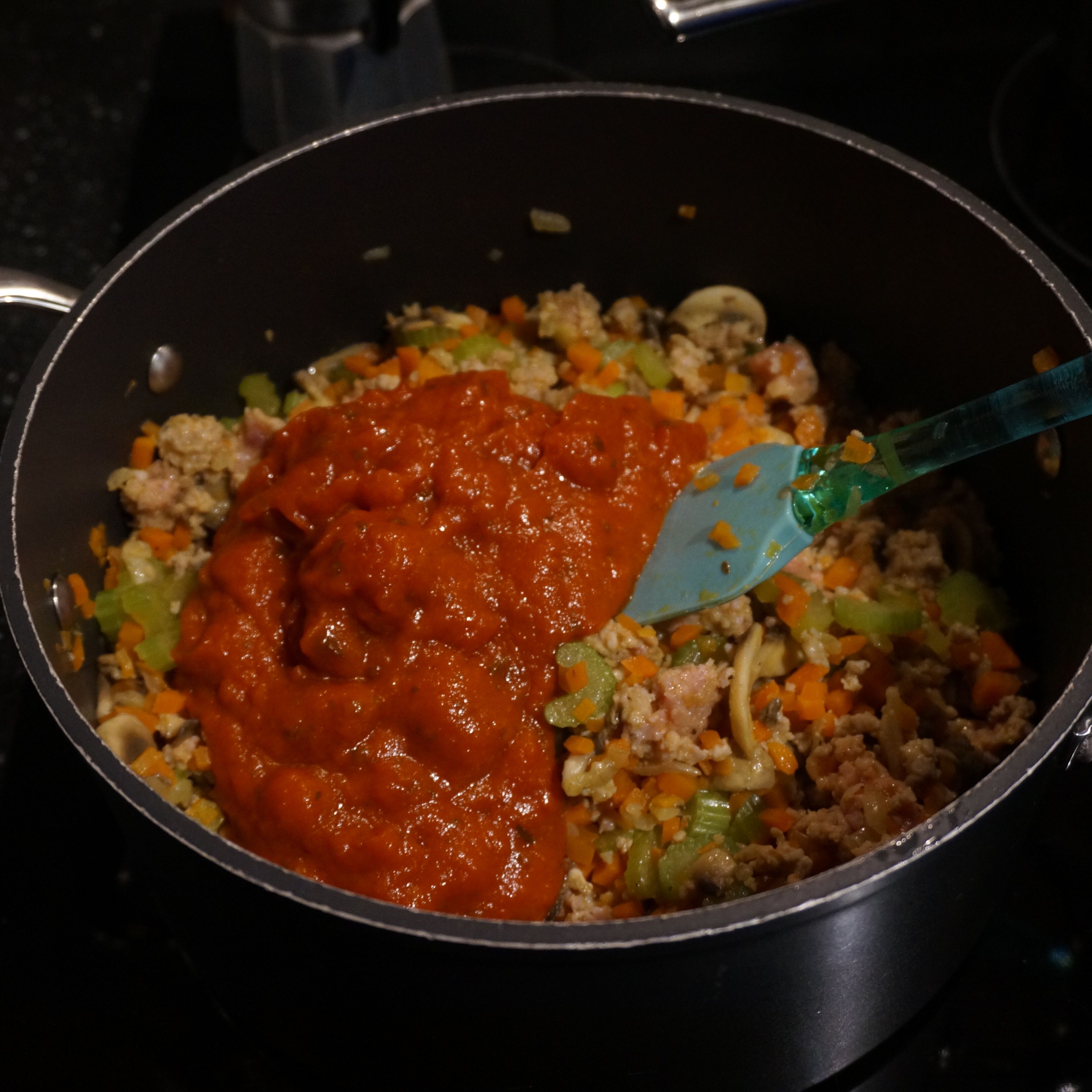 Add tomato sauce, mix everything thoroughly.