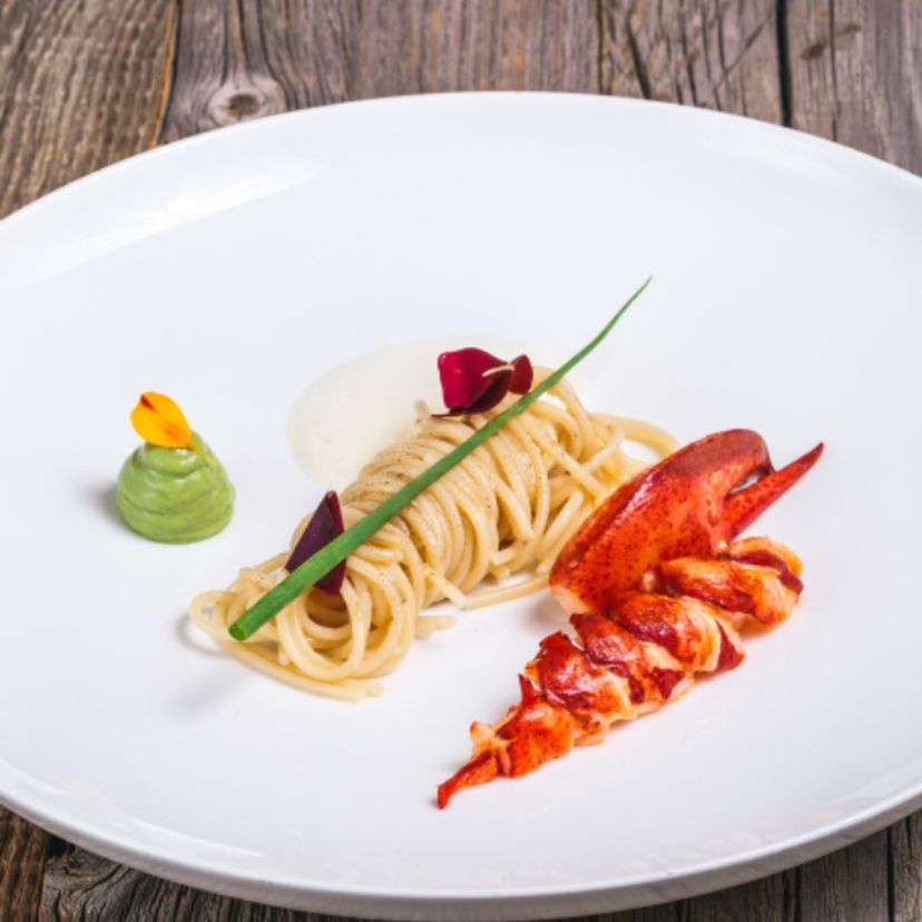 Hummer-Pasta mit Vanillebutter und Erbsenpüree