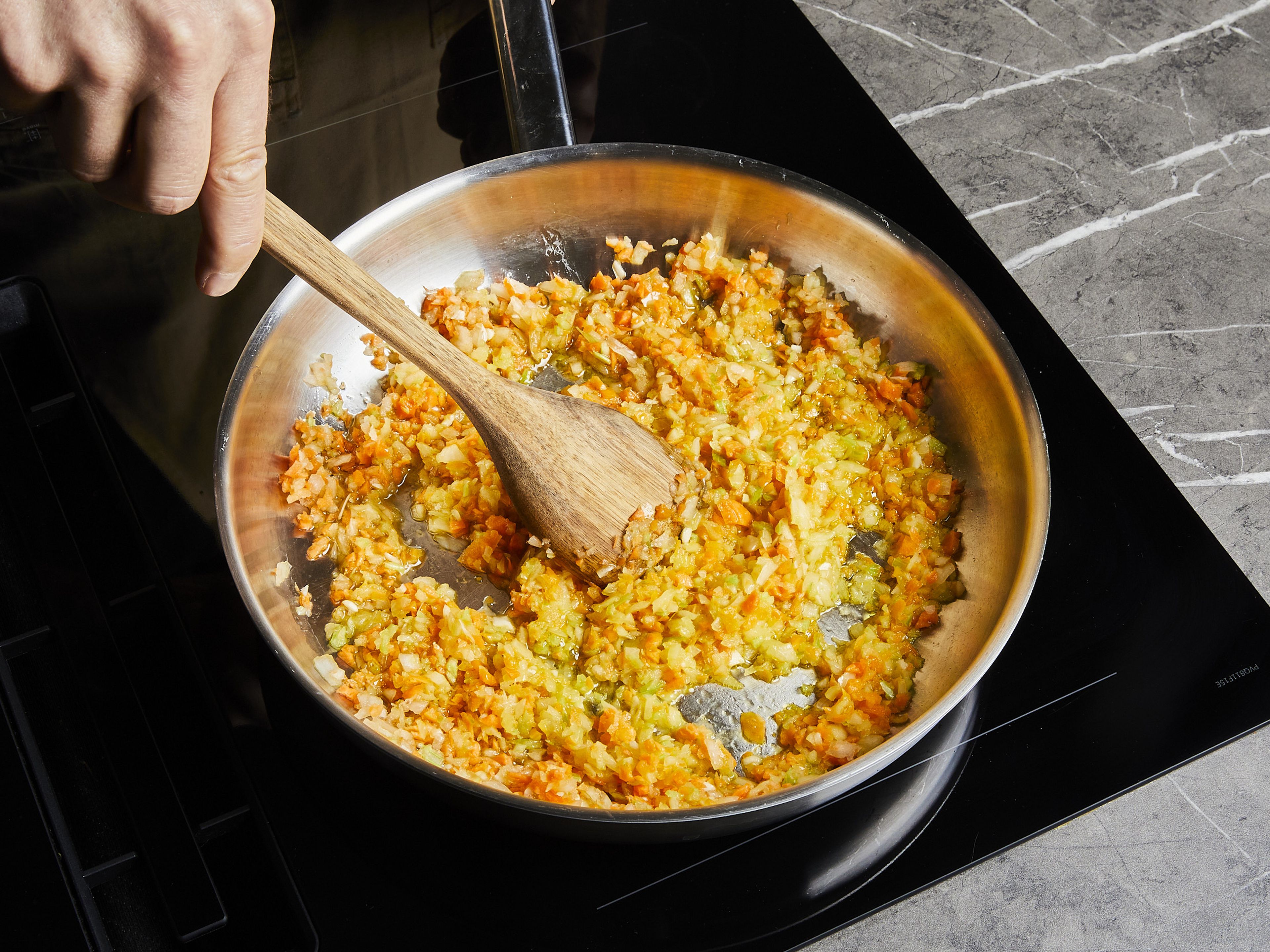 Then add the ground beef to the pan and fry for another approx. 10–15 min. While frying, break up the meat with a cooking spoon. Season with salt and pepper.