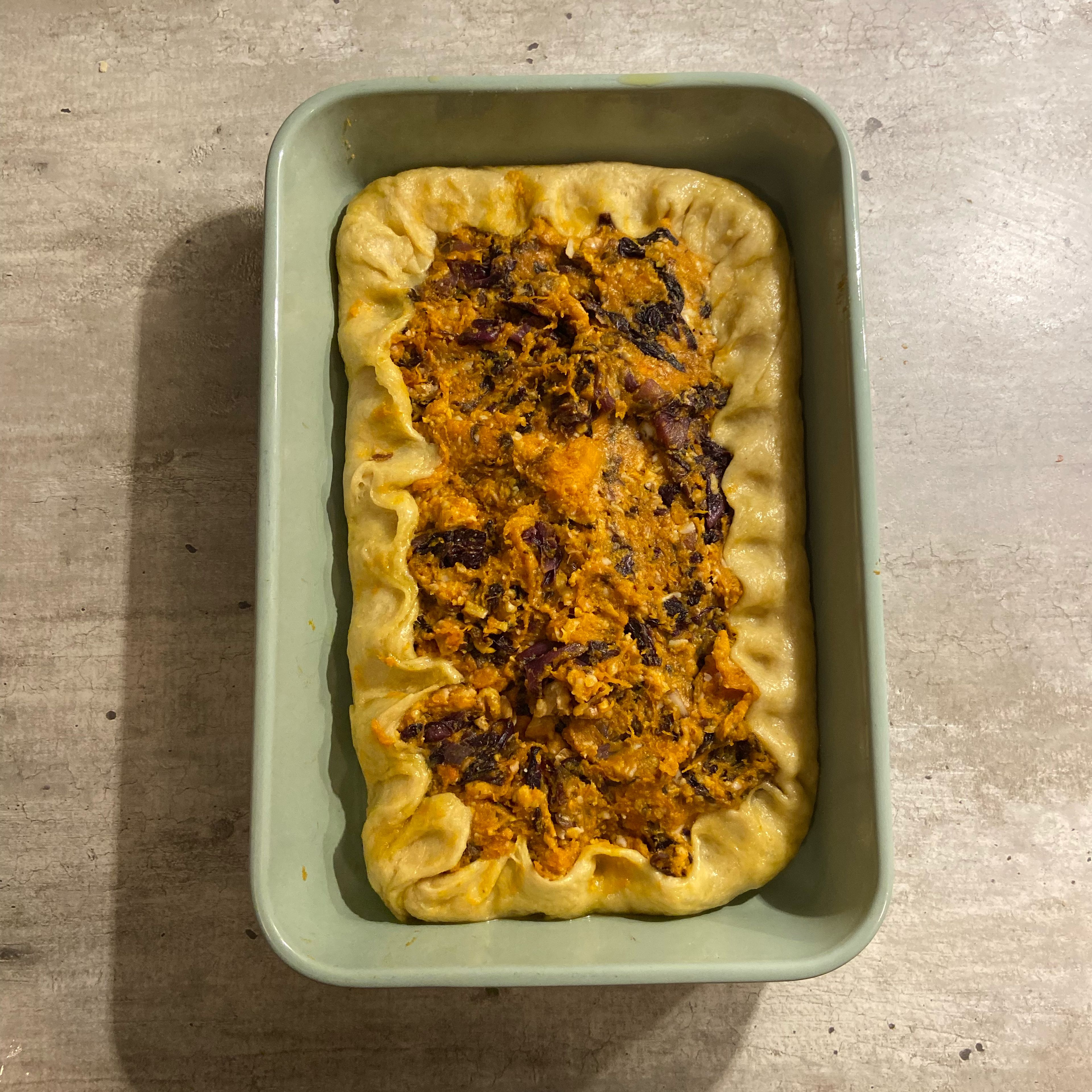 Final step: cover a baking sheet with a table spoon of olive oil or baking paper. Then roll out the dough over it (simply with your hands). Add the pumpkin and radicchio mix and fold the sides of the dough. Bake in static oven at 180 degrees for around 40 minutes (or until the surface gets golden)