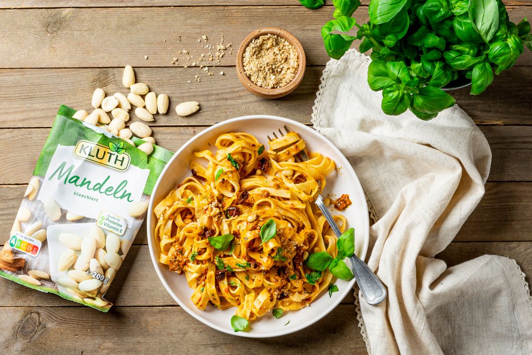 Tagliatelle mit veganem Pesto rosso
