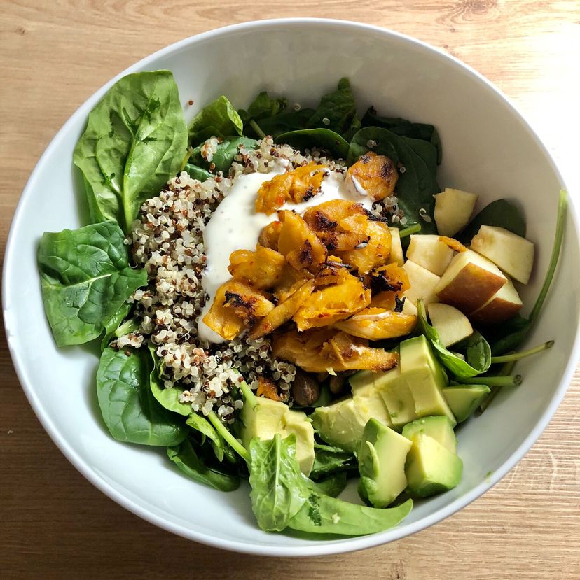 Quinoa-Spinat-Bowl mit vegetarischem Hähnchen