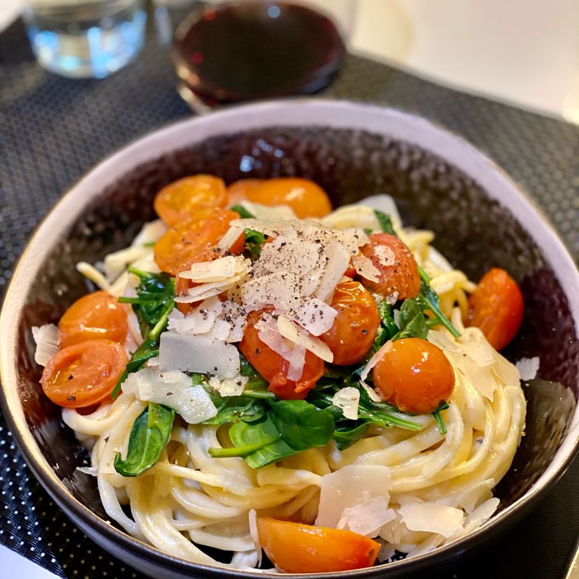 Bandnudeln in Gorgonzola mit Babyspinat & Kirschtomaten
