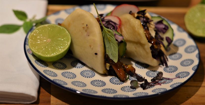 Schweinebauch im Bao Bun mit dem Cookit