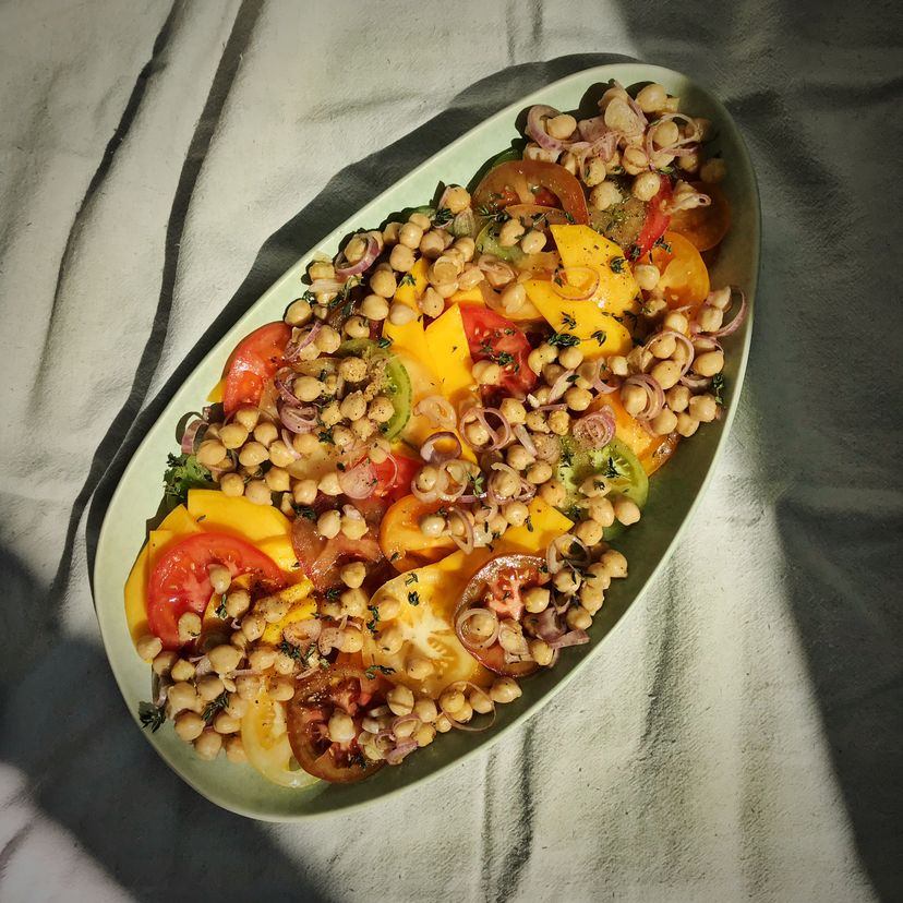 Tomato and mango salad with chickpeas