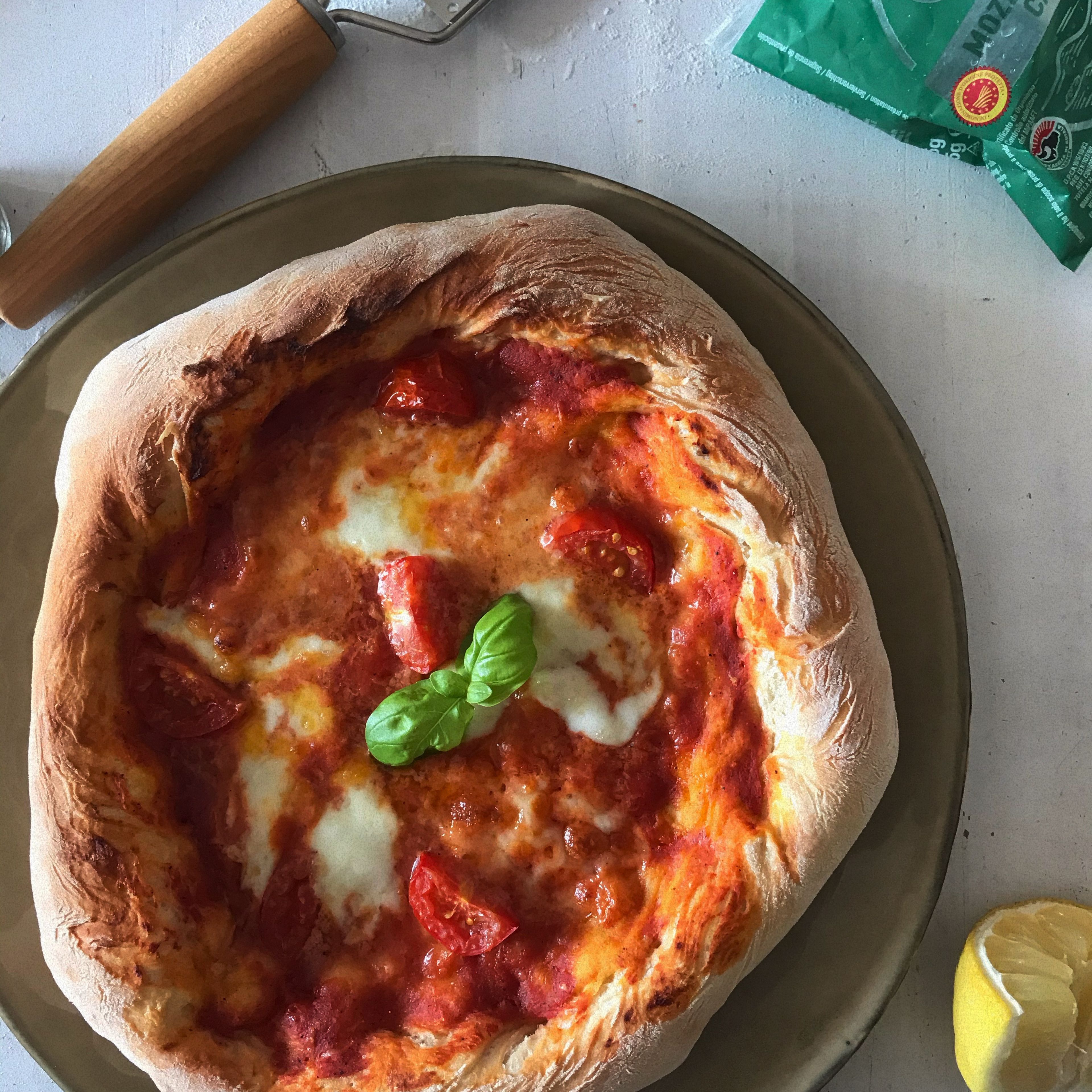 Backofen auf 220-250 Grad Unter-Oberhitze vorheizen. Wichtig: Backblech mit vorheizen. Pizza nacheinander für ca. 7min. in den Ofen schieben. Anschließend mit Basilikum servieren - Buon Appetito! 