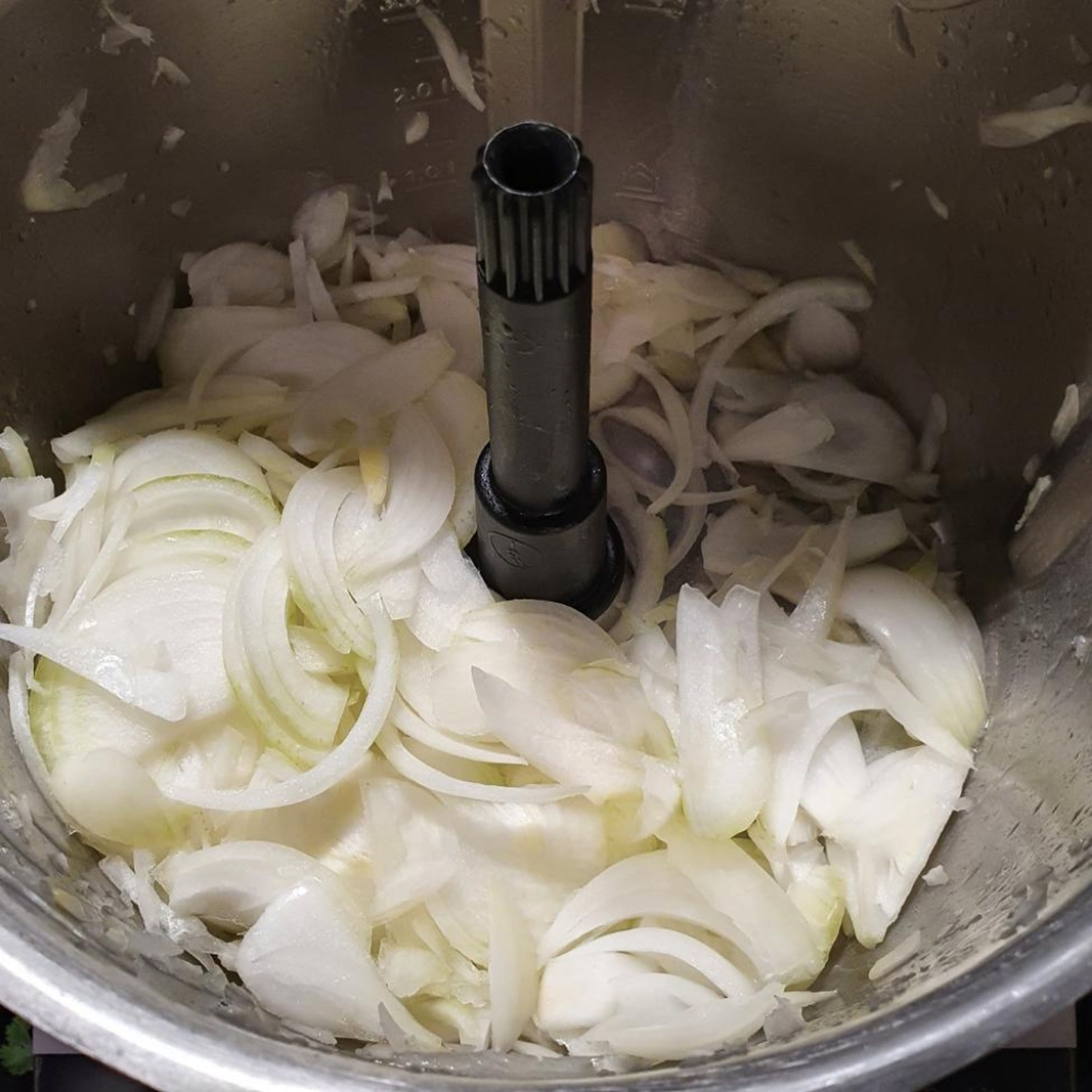 Zerkleinerungsaufsatz einsetzen, Zwiebeln zerkleinern Wendeschneidscheibe I Grobe Seite I Stufe 3). Umfüllen und Topf reinigen.