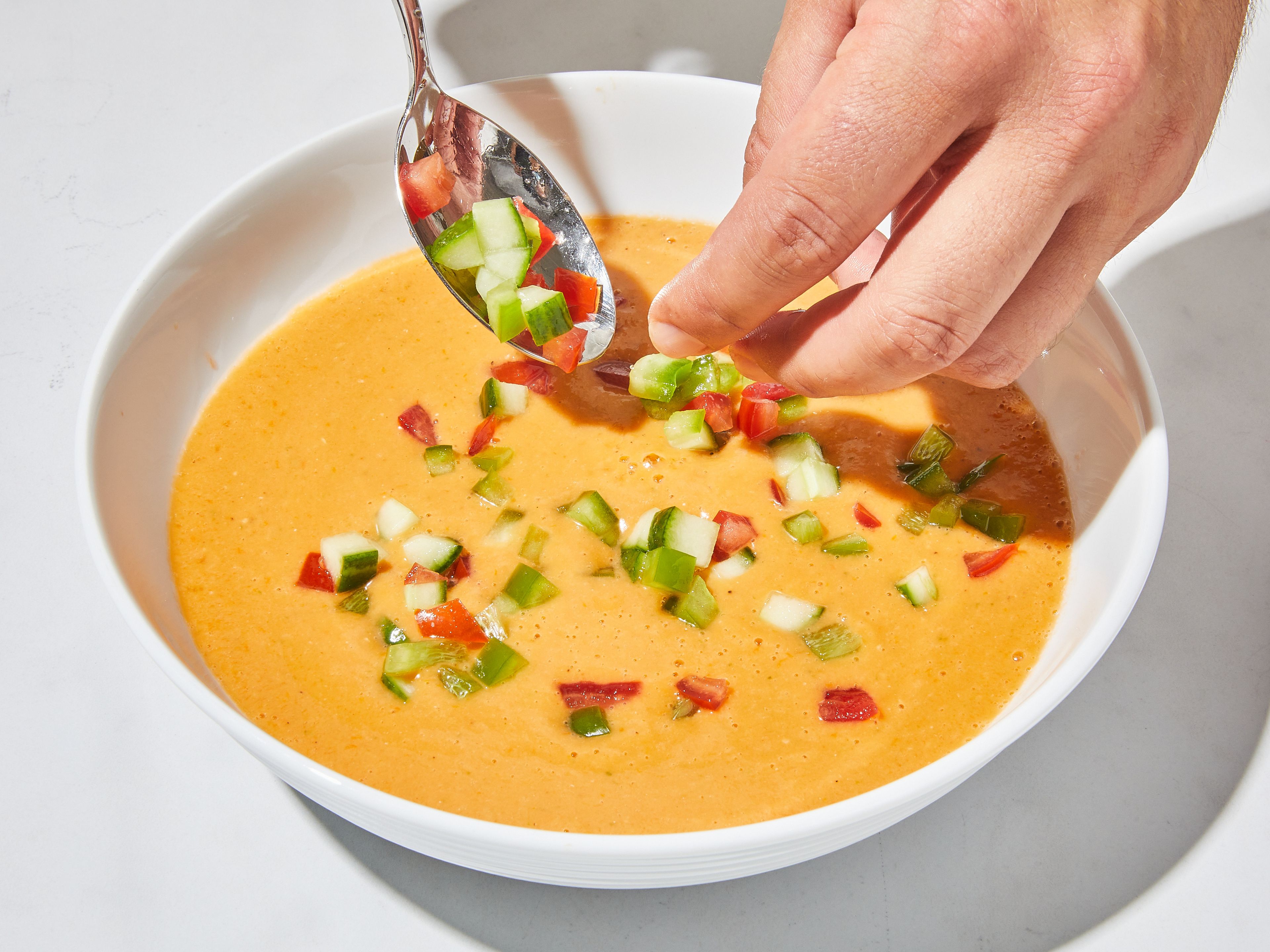 Kalte Gazpacho mit Salz und Pfeffer abschmecken. Die Gazpacho gleichmäßig auf Teller geben. Mit dem fein geschnittenen Gemüse, einem Schluck Olivenöl und nach Bedarf Croûtons und Kräutern wie Basilikum, Petersilie oder auch Dill abschließen. Guten Appetit!