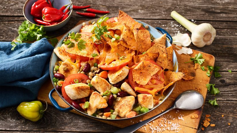 Hähnchen-Linsenchili mit Nachokruste