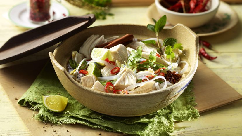 Pho Ga Suppe mit Hähnchen und Reisbandnudeln
