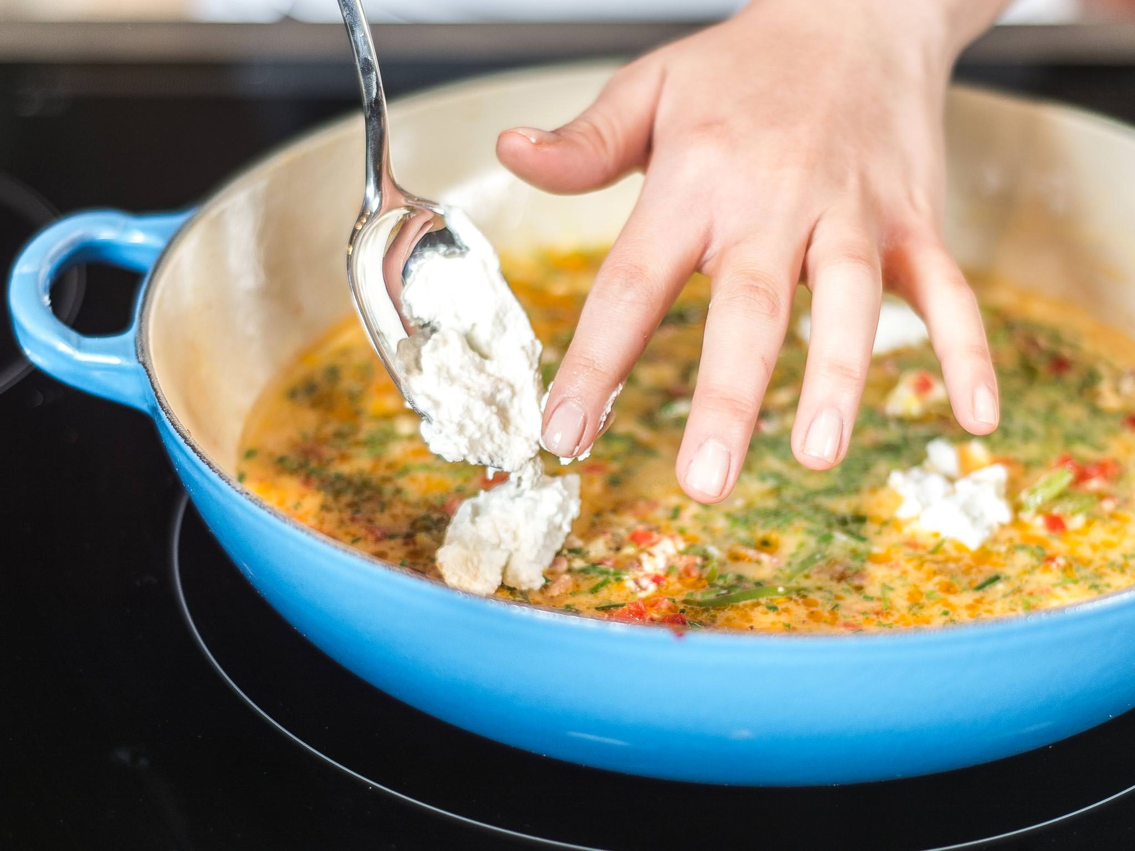 Sobald die Masse am Boden zum Teil gestockt ist, den restlichen Ziegenkäse obenauf verteilen. Leicht pfeffern und bei 180°C für ca. 5 – 6 Min. fertig garen. Parmesan auf die fertige Frittata geben und warm servieren.