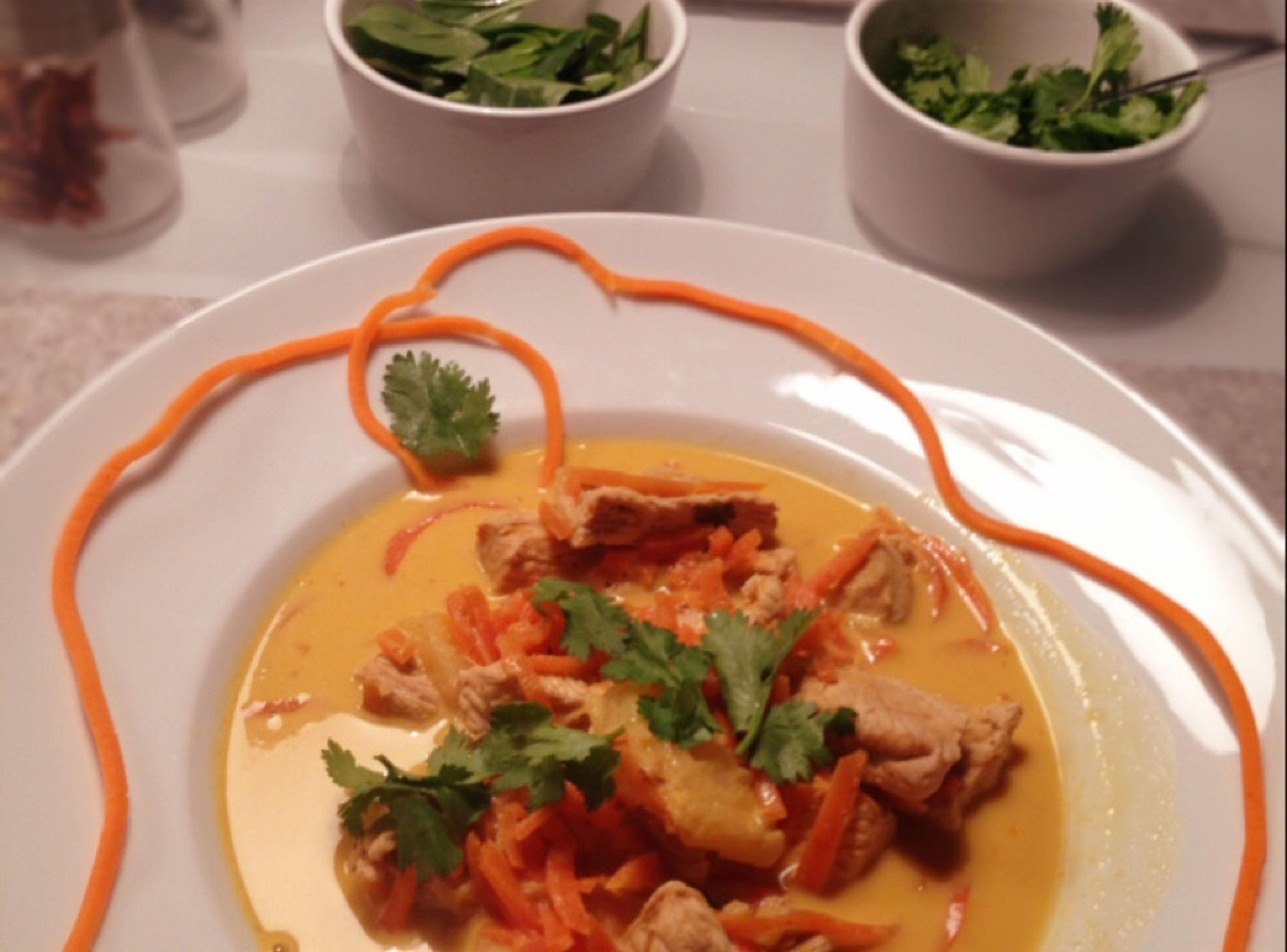 In der Zwischenzeit Korianderblätter vom Stiel zupfen und beiseitelegen. Den Eintopf mit Salz, Pfeffer und nach Wunsch mehr Chilipulver abschmecken. Koriander direkt in den Eintopf geben und als Beilage servieren. Guten Appetit!