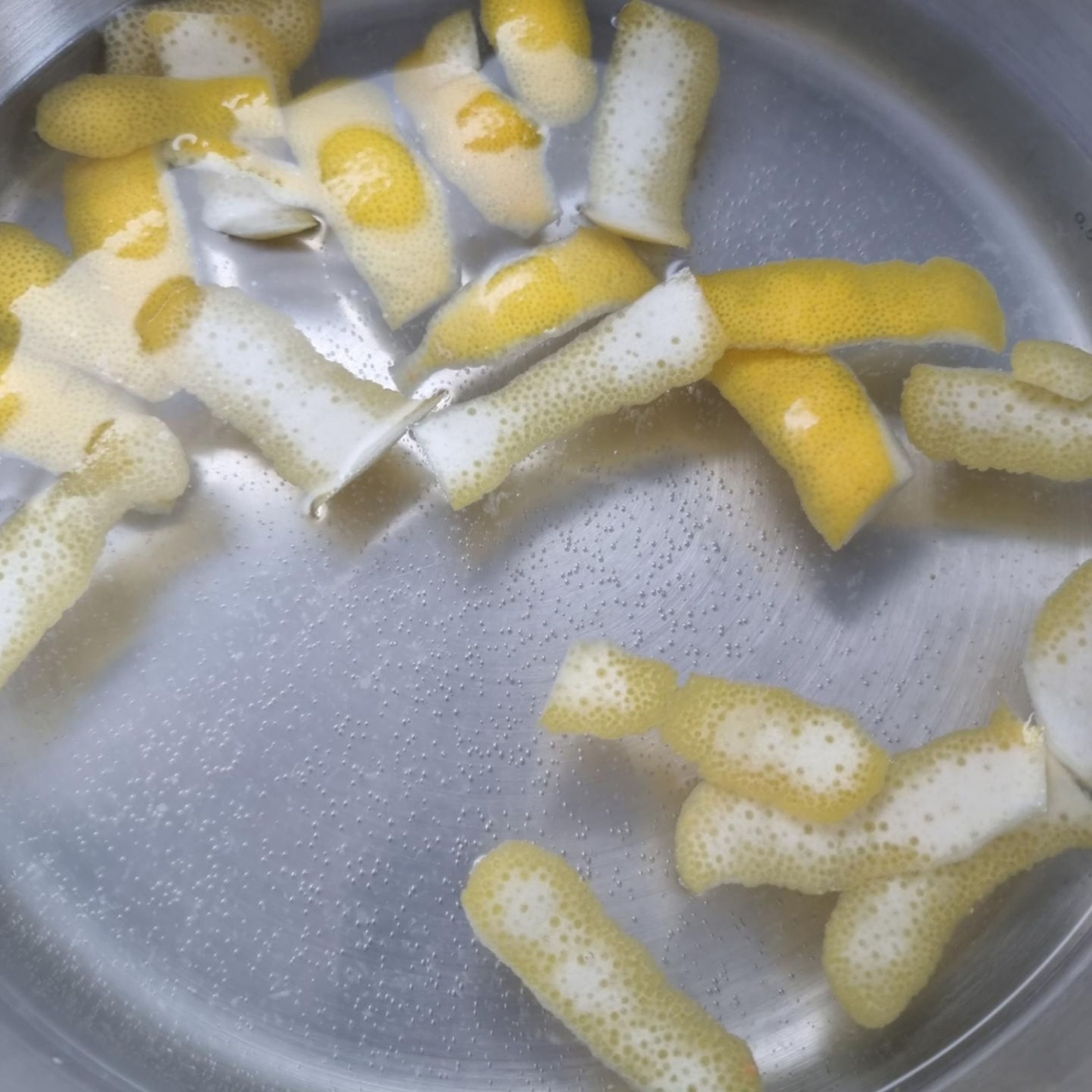 Bring the water to the boil. Add lemon peel and juice to the pot, cover with the lid and let them steep for approx. 1-2 hrs.
