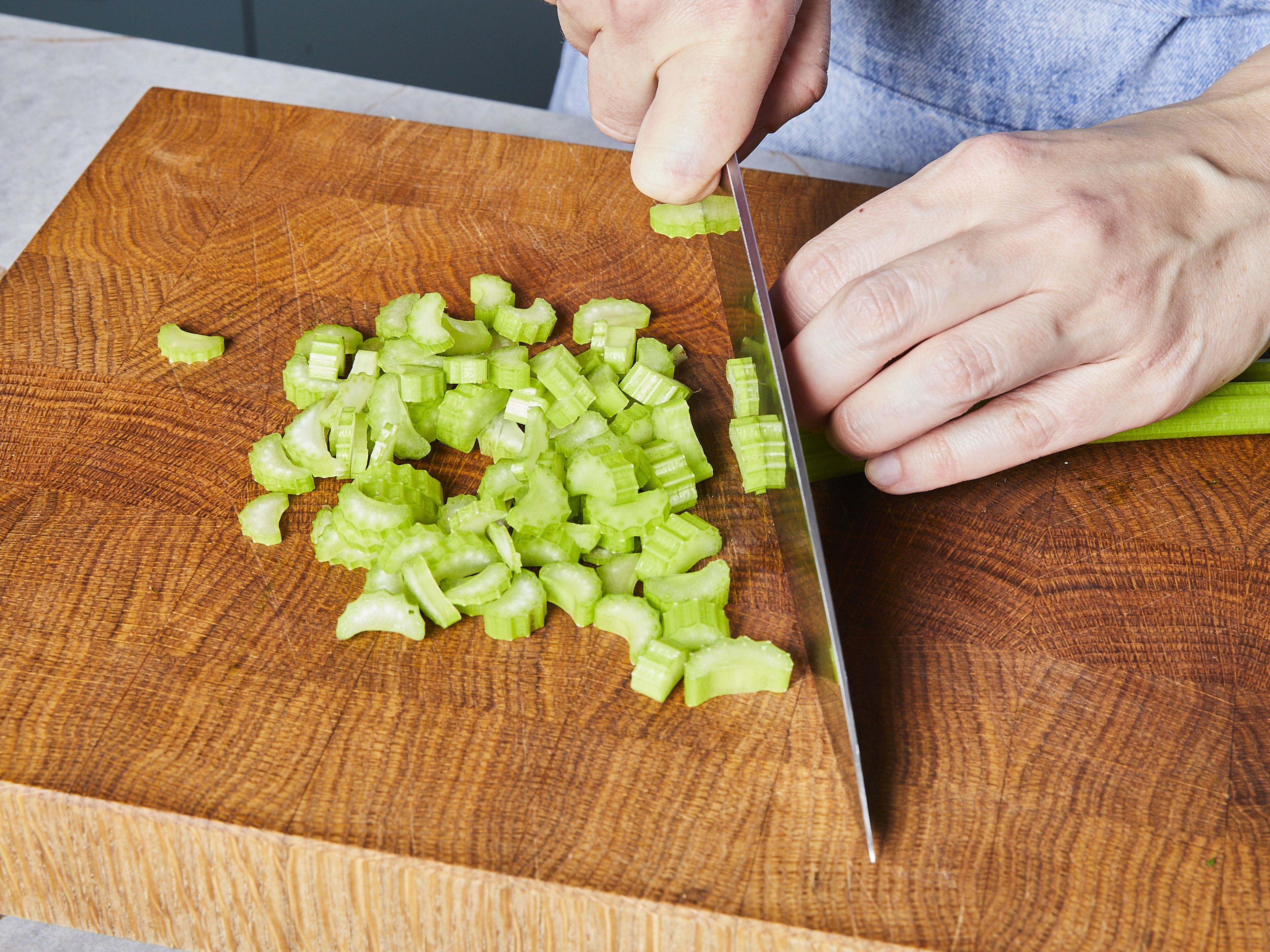 Cut sausages into slices. Peel and dice potatoes, carrots, and celery. Peel and chop onion. Wash and slice leek. Chop parsley.