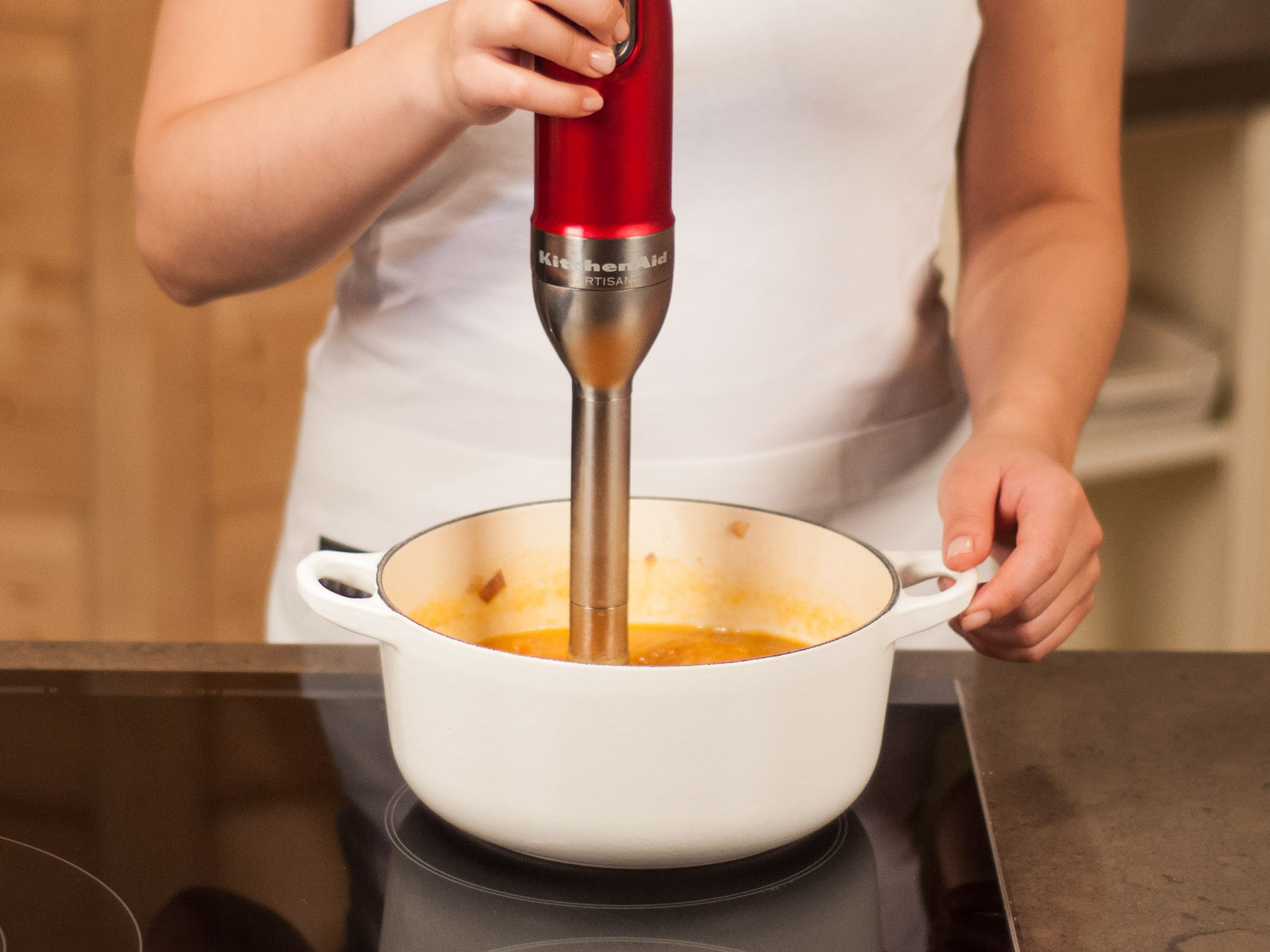 Die Suppe pürieren. Mit Zitronensaft, Salz und Pfeffer abschmecken. In einem tiefen Teller zusammen mit den Chilitomaten anrichten und mit einem Schuss hochwertigem Olivenöl servieren.