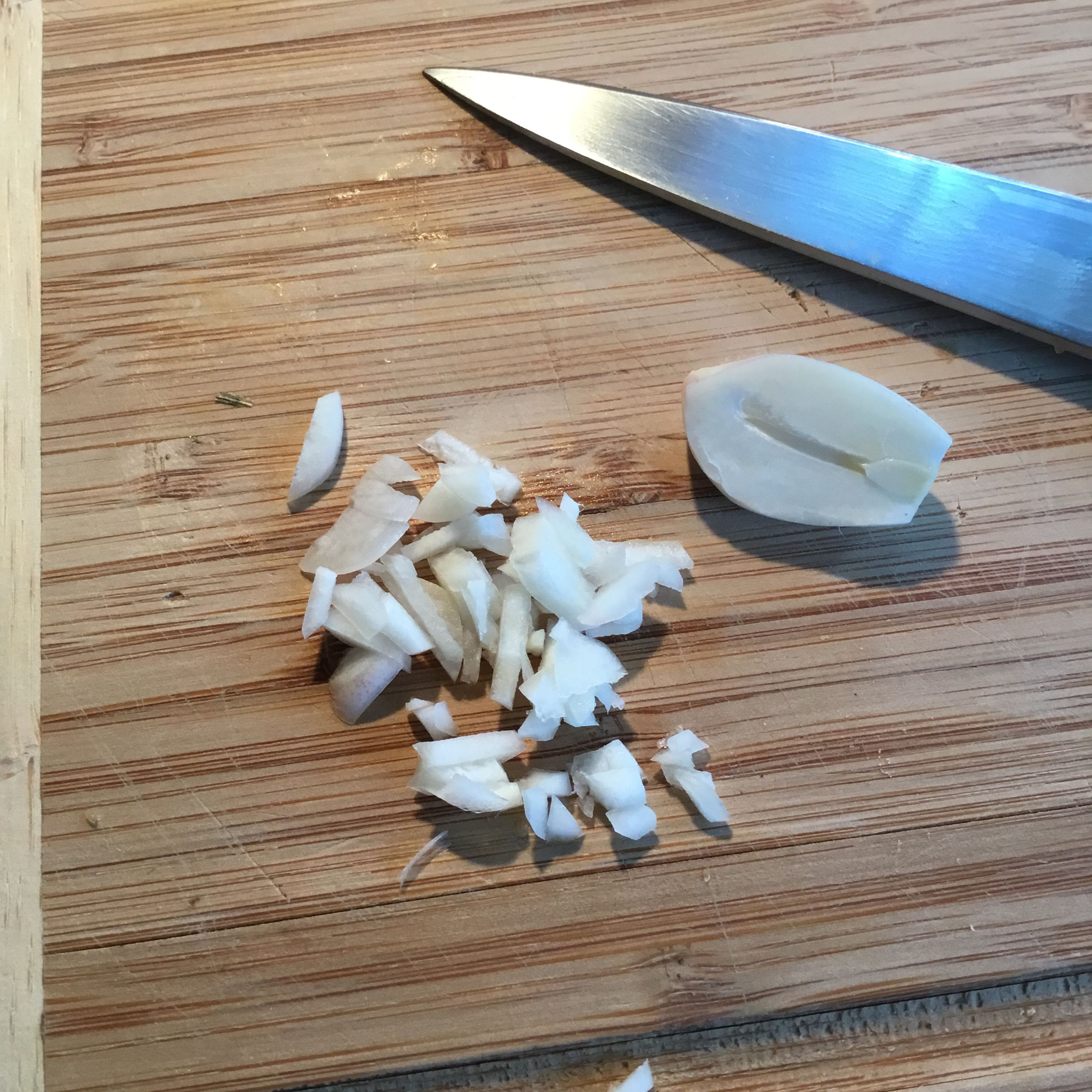 Eine halbe Knoblauchzehe fein schneiden. Nicht quetschen.