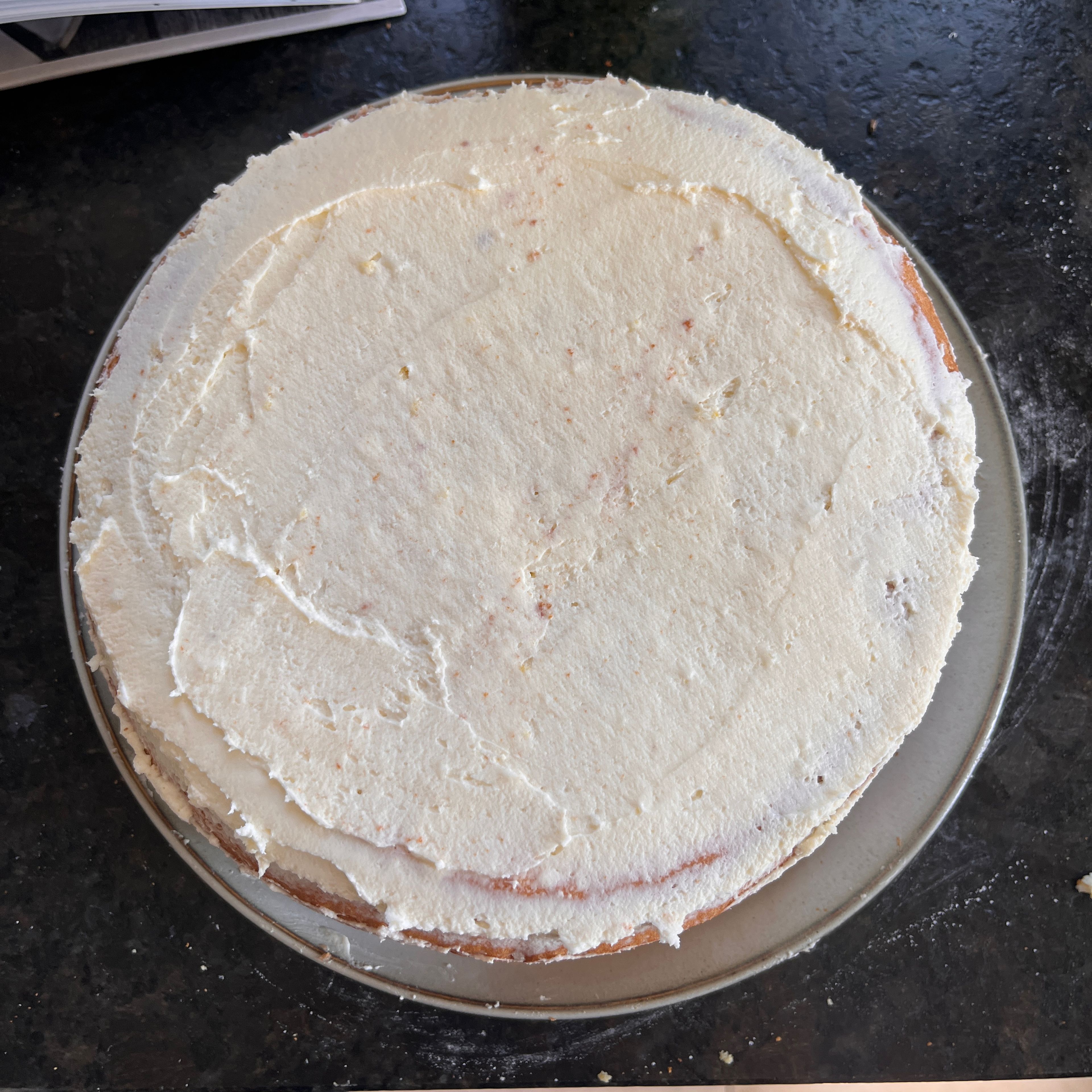 Die obere Hälfte wird nun auch mit der Creme bestrichen.