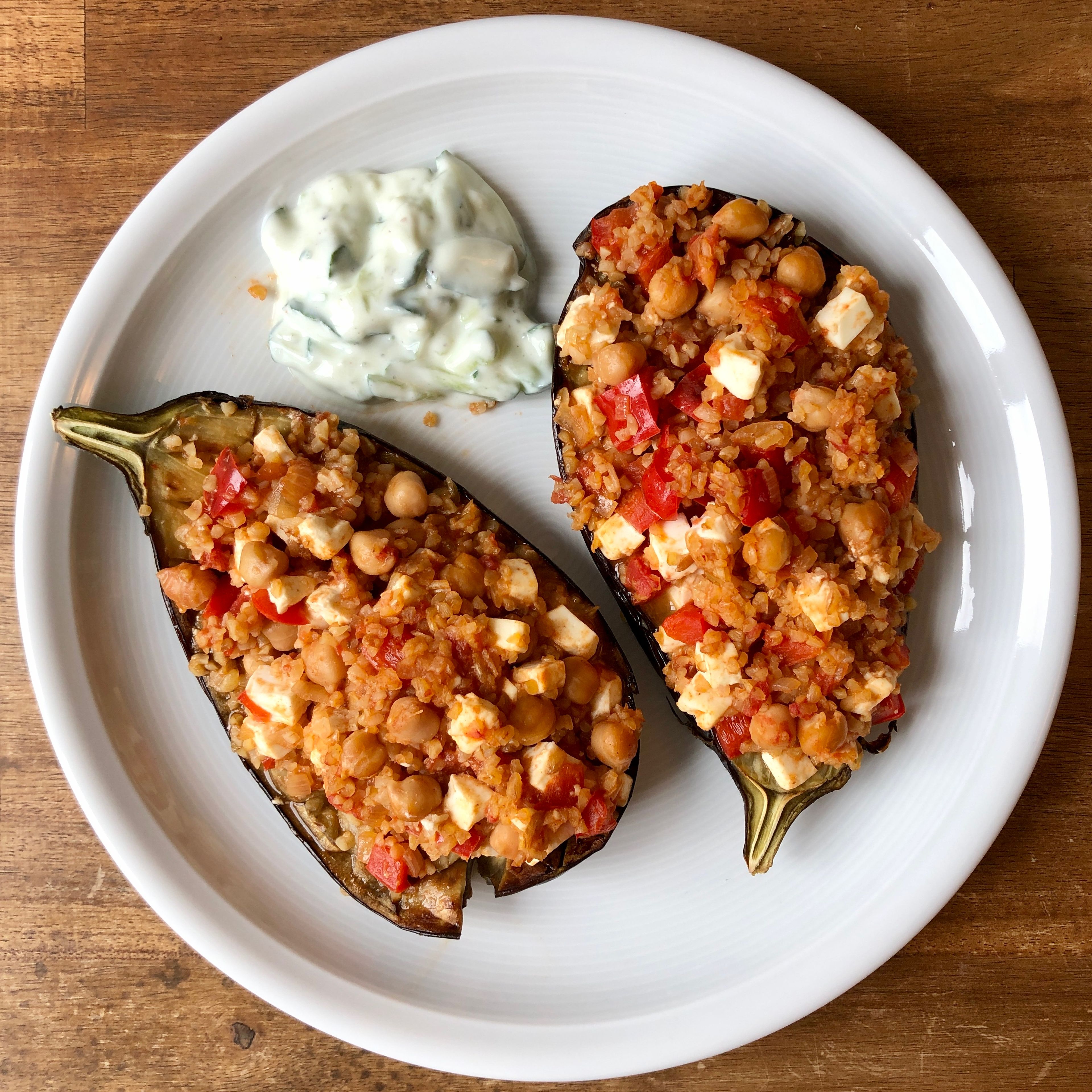 Gefüllte Aubergine mit Bulgur & Tzatziki