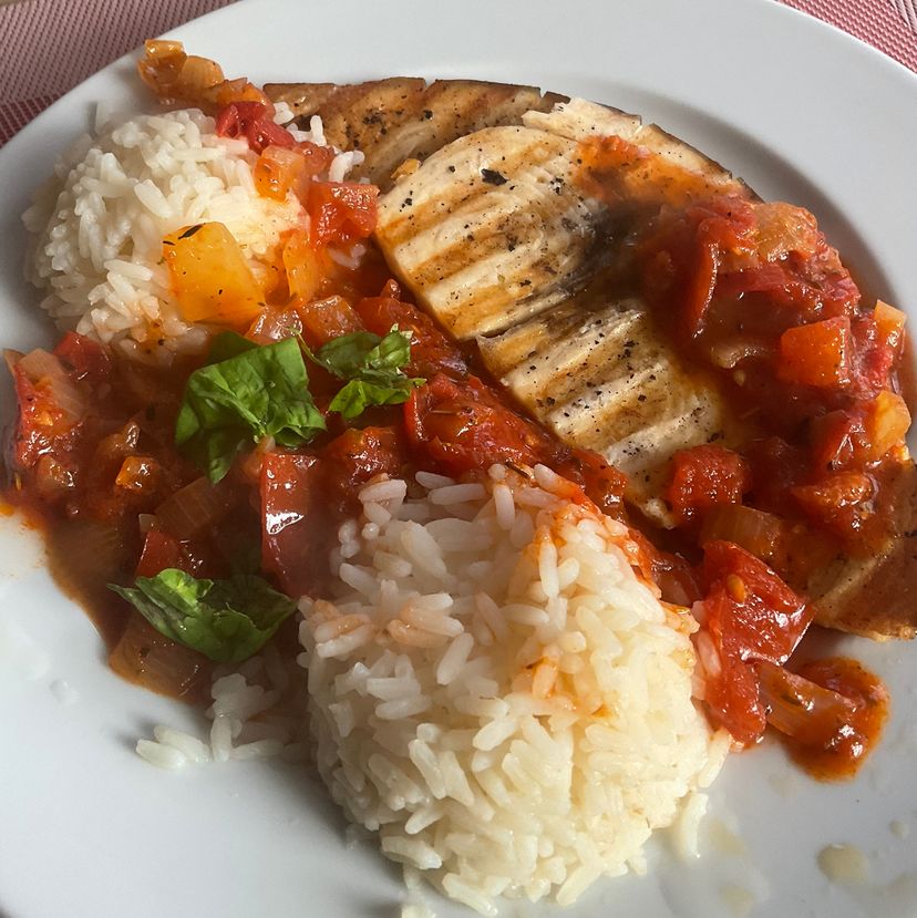 Schwertfischsteak auf Tomatensugo, Reis