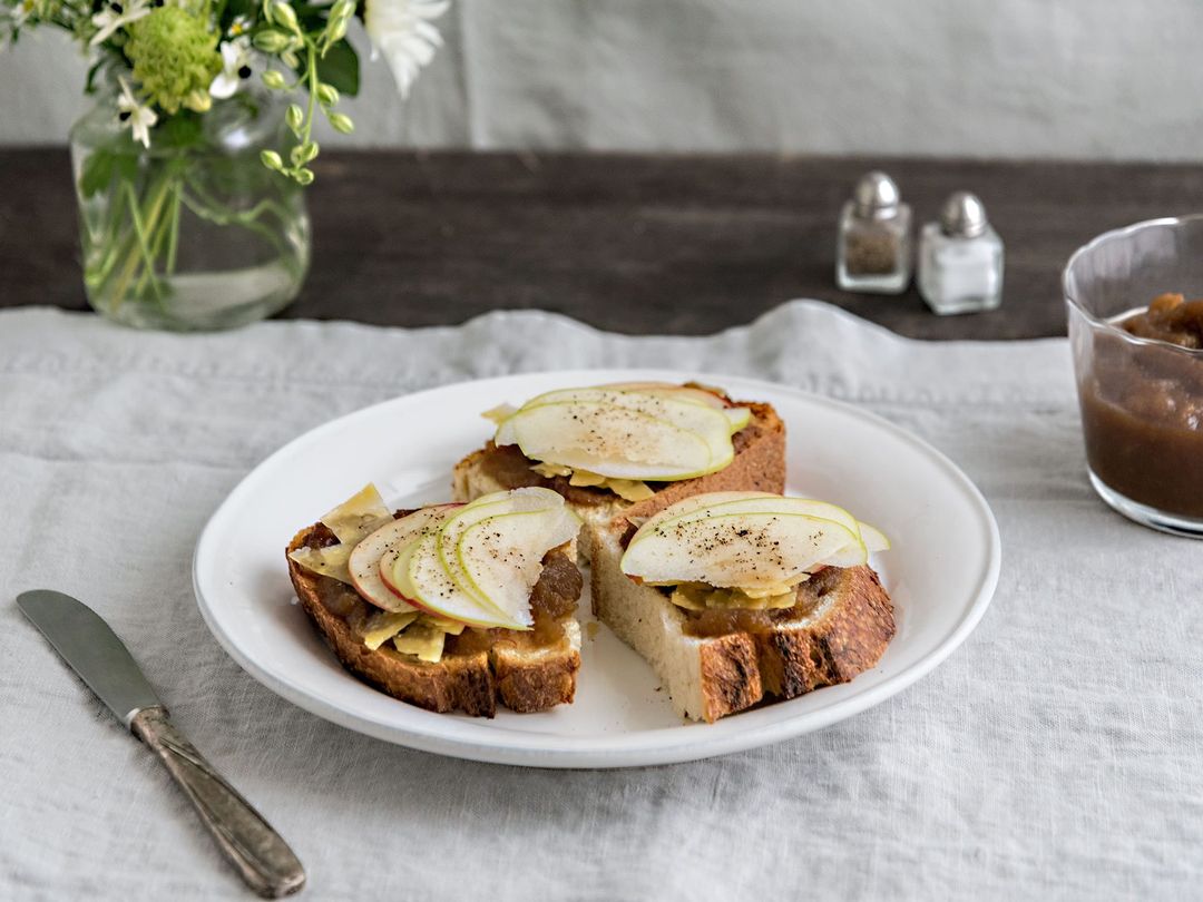 Apple butter toasts