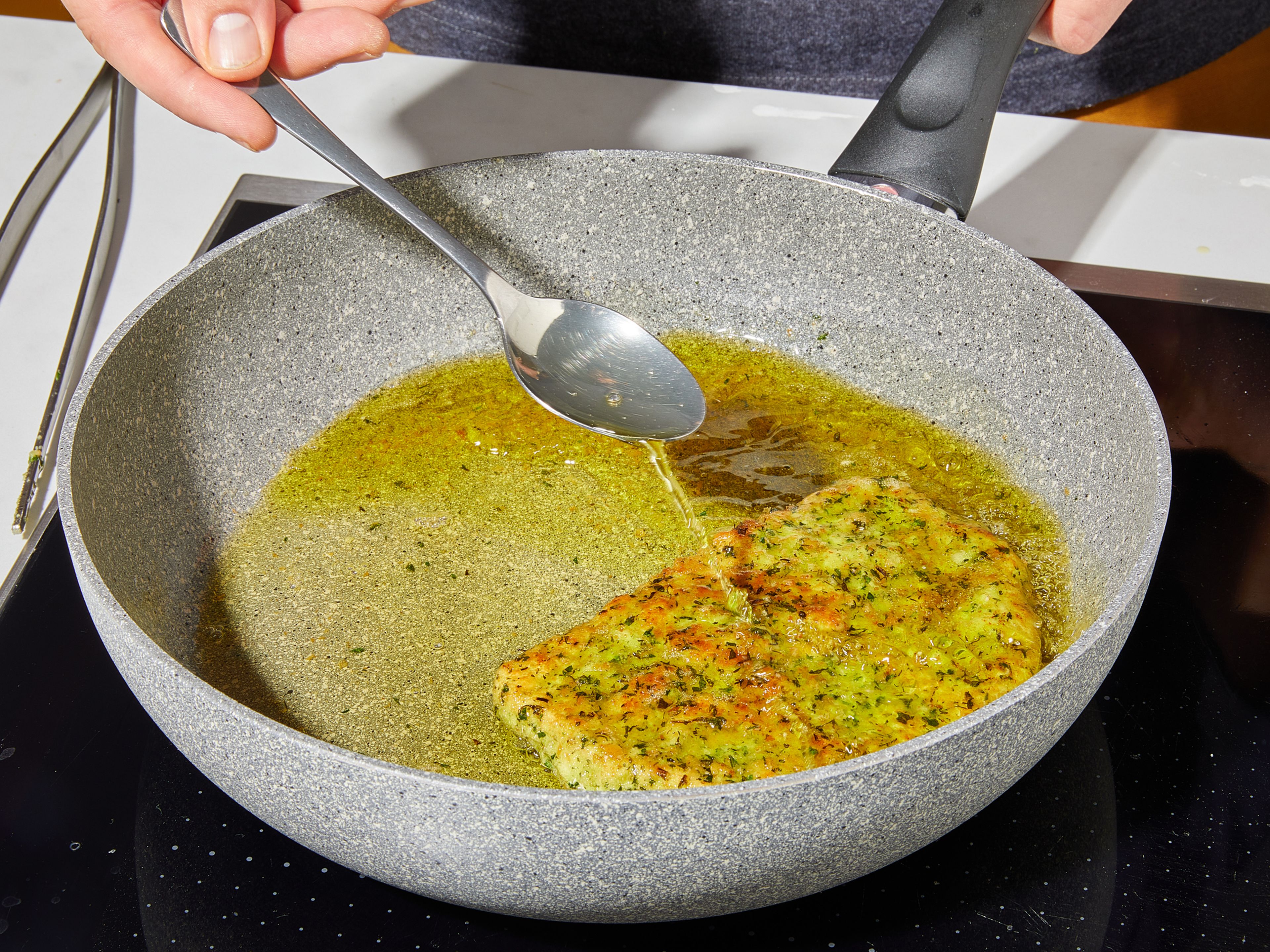 Butterschmalz in einer Bratpfanne bei mittlerer Hitze erhitzen. Die Schnitzel darin von jeder Seite ca. 3–4 Min. goldbraun und knusprig braten. Dabei die Schnitzel ein paar Mal mit der heißen Butter beträufeln. Aus der Pfanne nehmen und auf Küchenpapier abtropfen lassen. Die Schnitzel zusammen mit dem Spargelragout und einigen Zitronenspalten servieren. Guten Appetit!