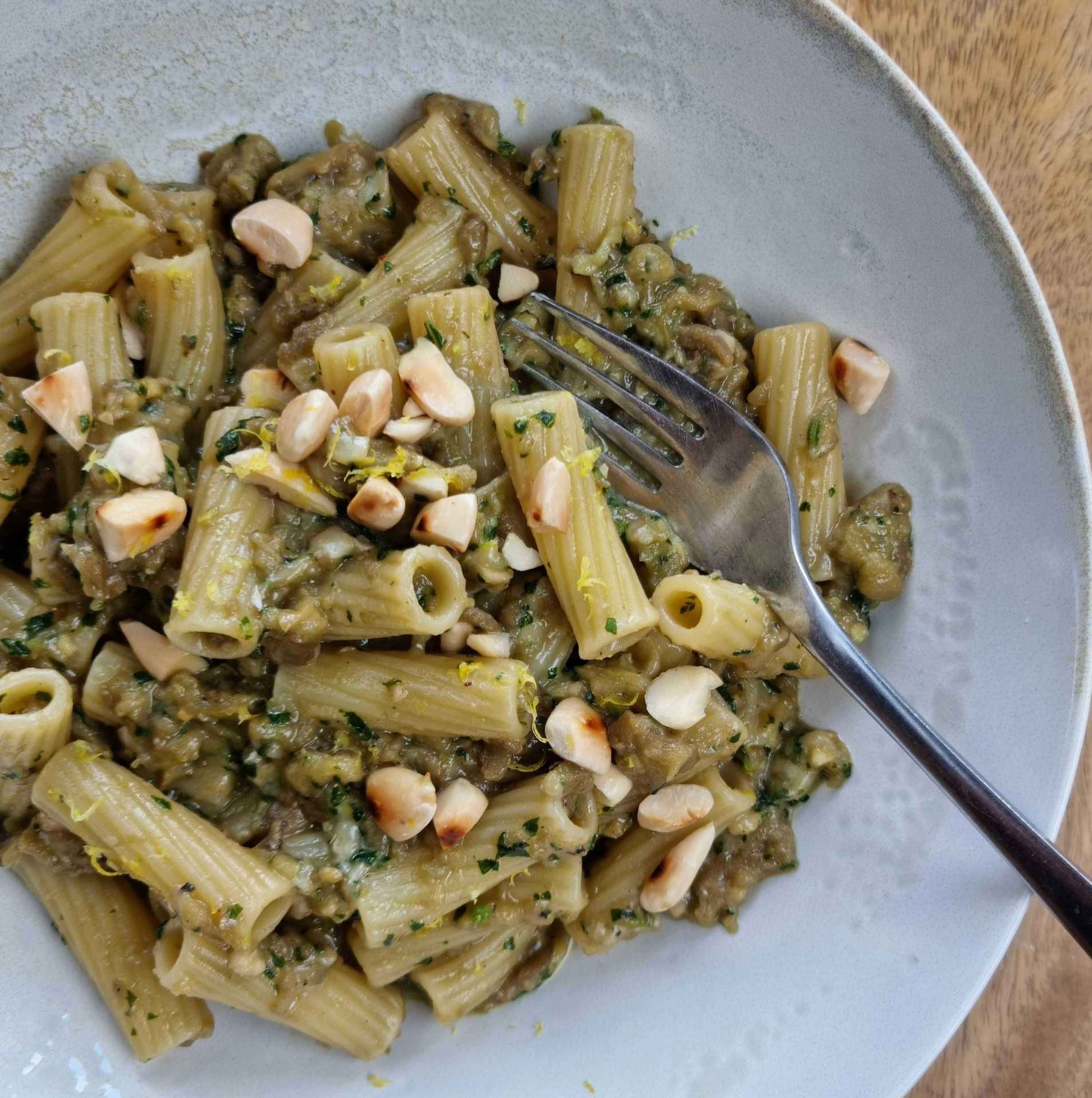 Zum Schluss alles auf Tellern anrichten und mit den restlichen Mandeln bestreuen. Buon appetito!