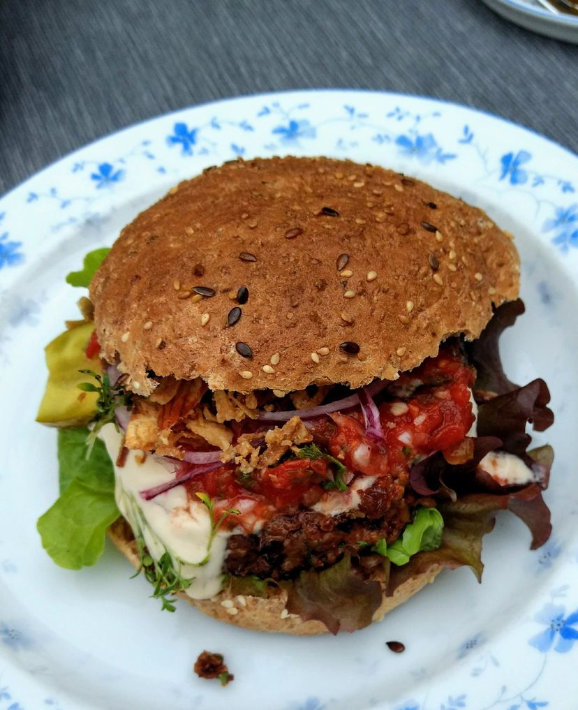 Bohnen-Burger, Salsa und Zitronencreme aus dem Cookit