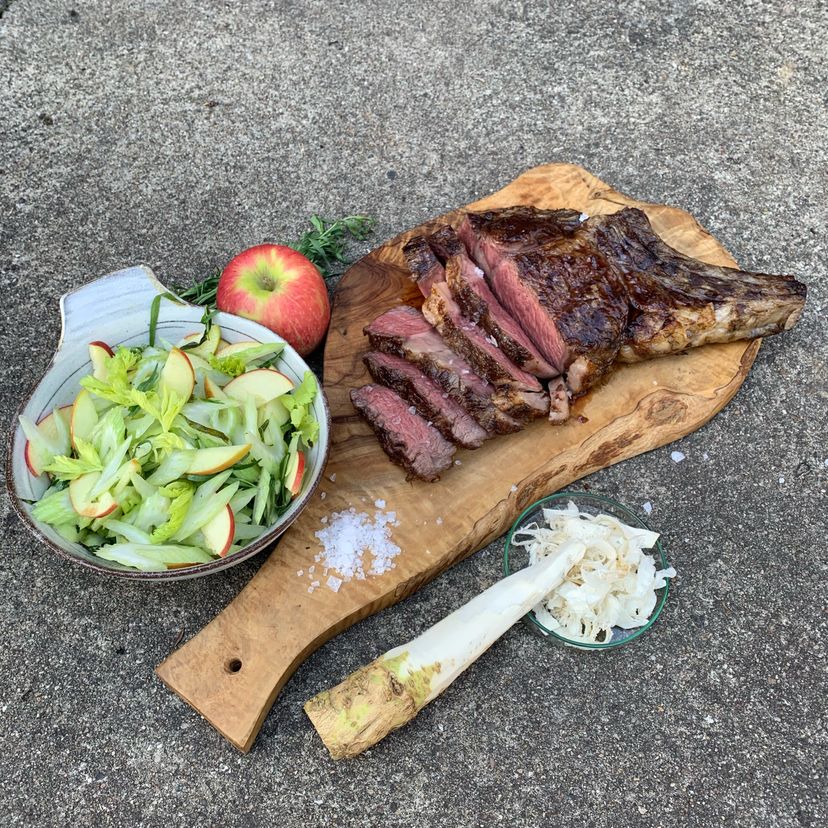 Rinderrücken (dry age) mit Sellerie-Apfelsalat